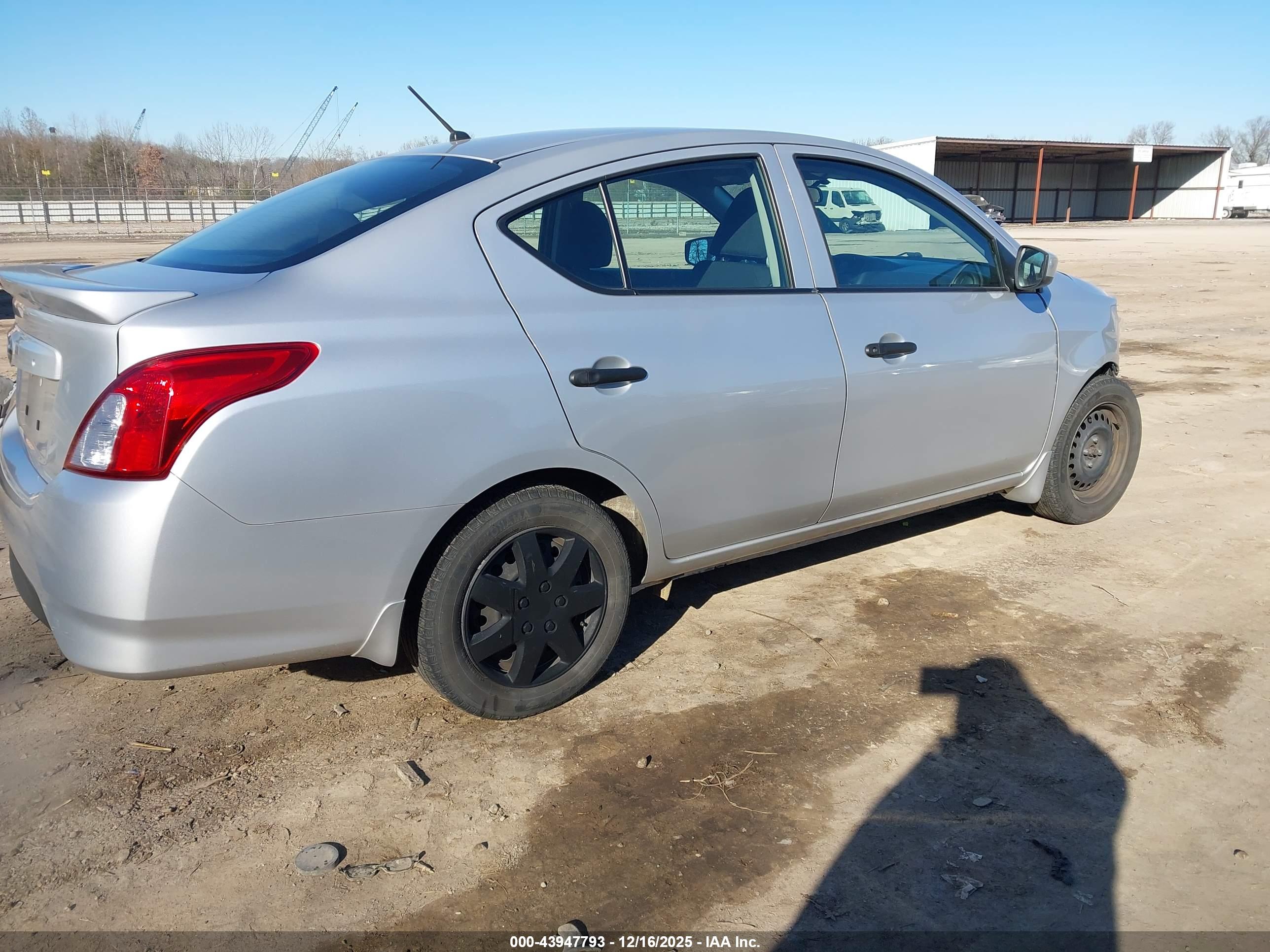 NISSAN VERSA image 4