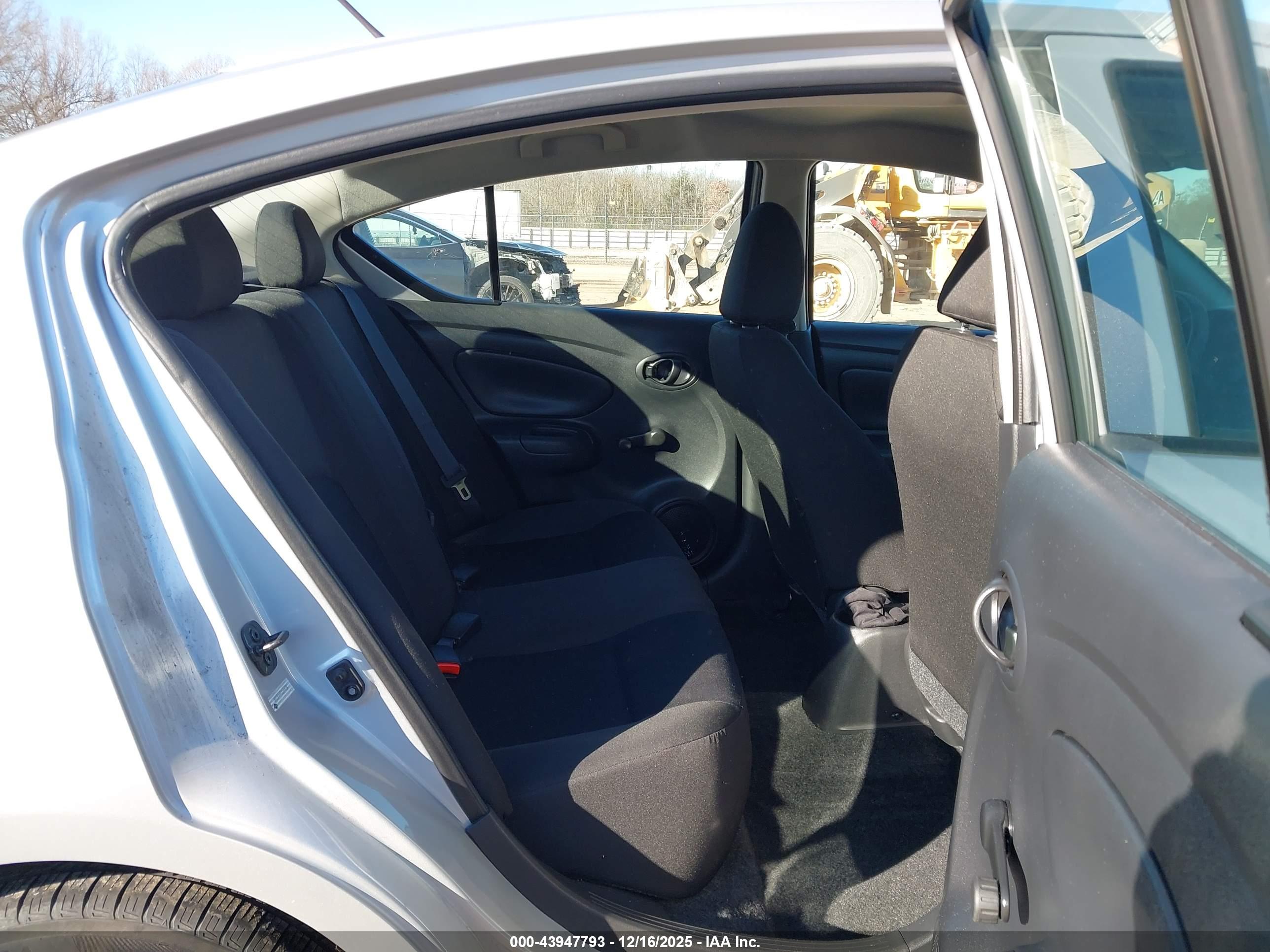 NISSAN VERSA image 8