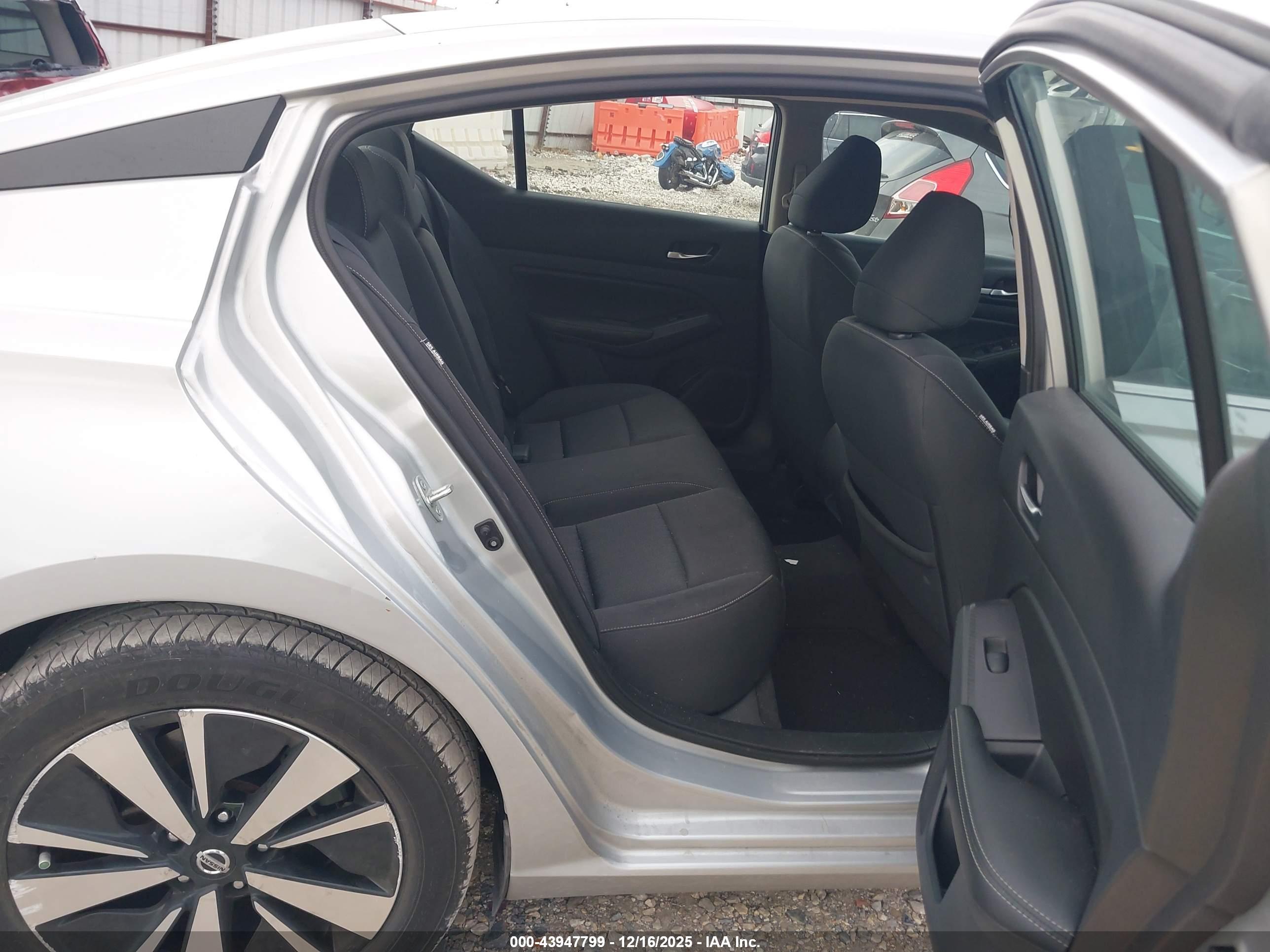 NISSAN ALTIMA image 8