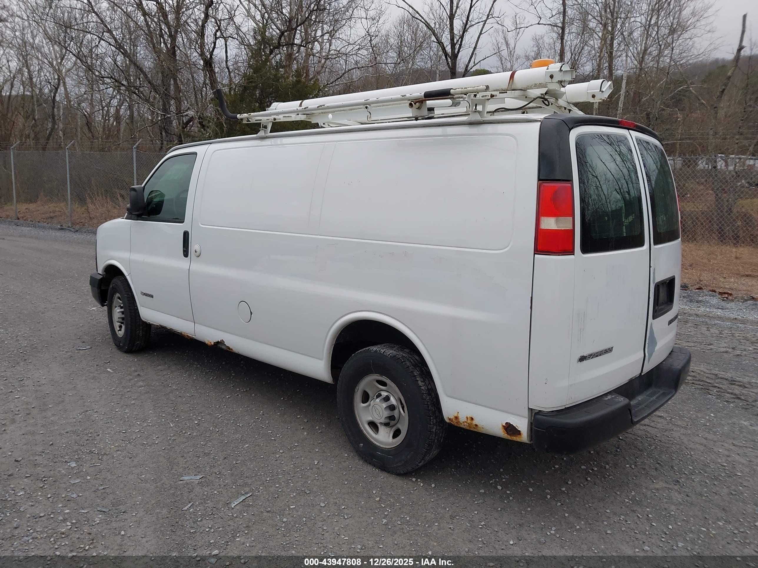 CHEVROLET EXPRESS image 3