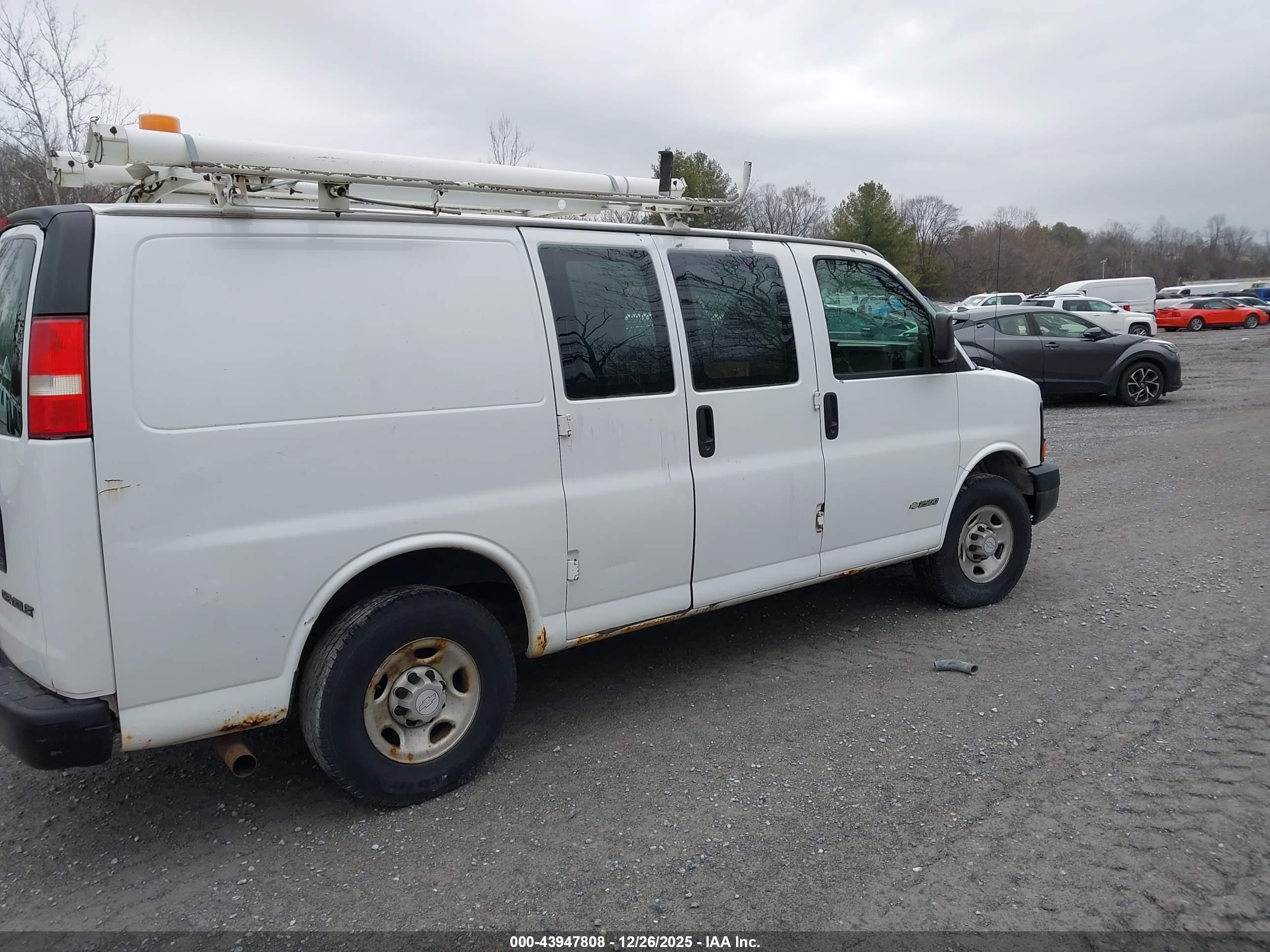 CHEVROLET EXPRESS image 4