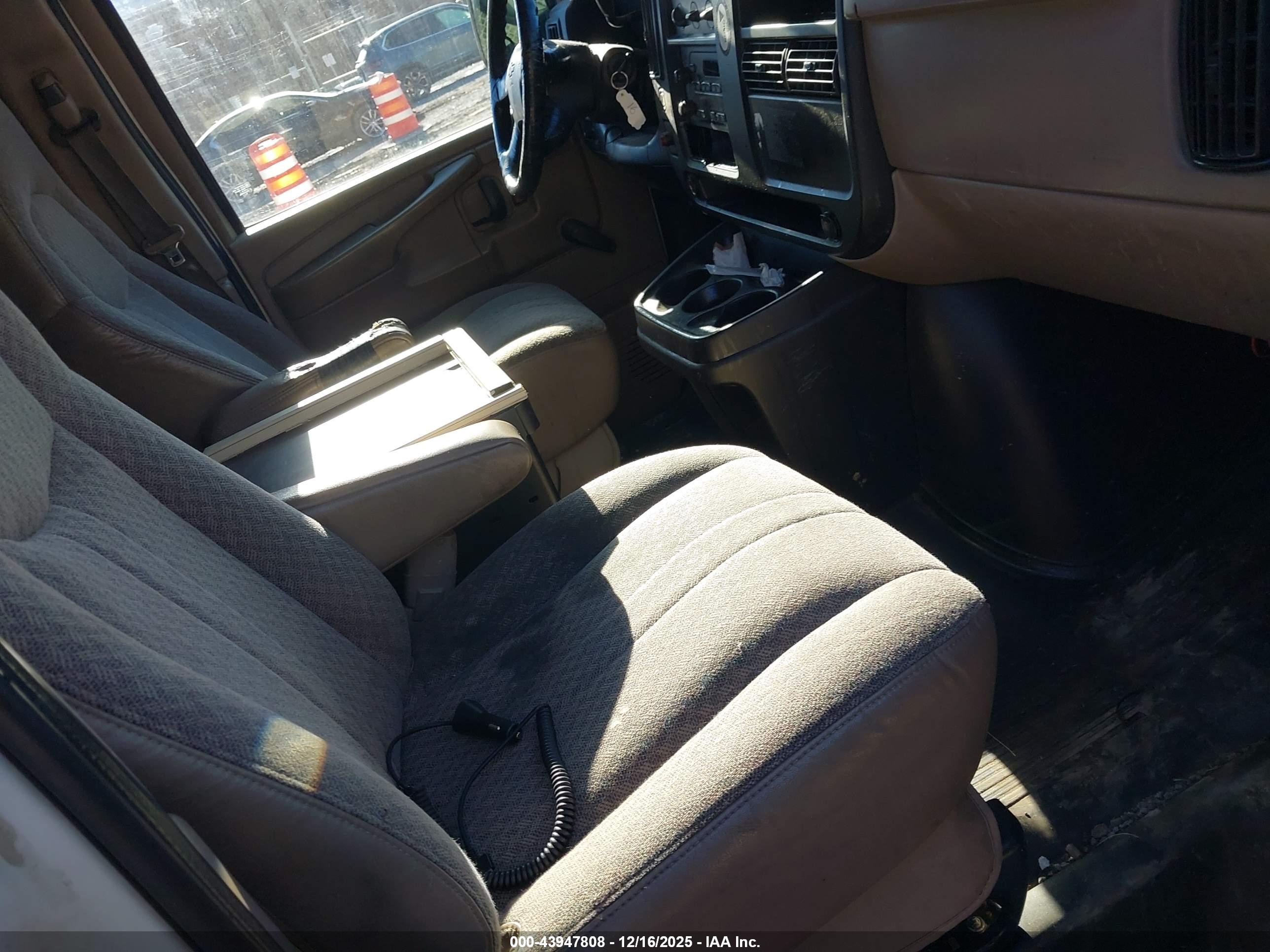 CHEVROLET EXPRESS image 5