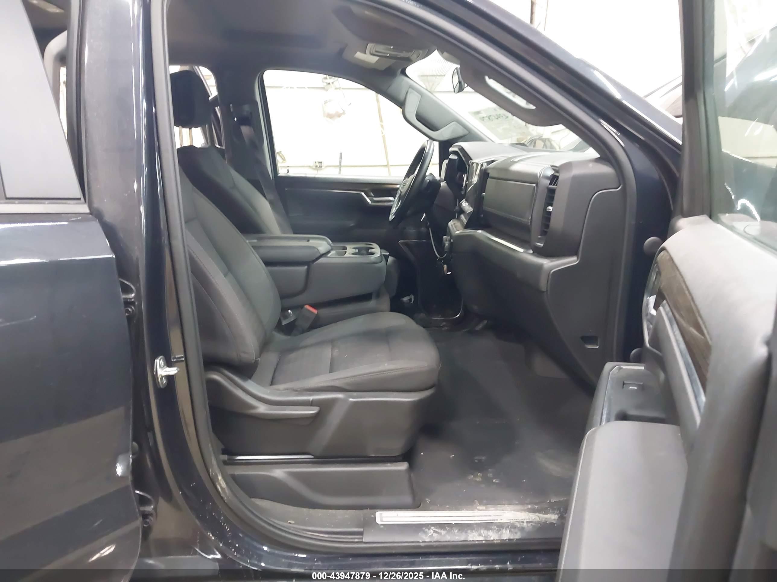 CHEVROLET SILVERADO image 5