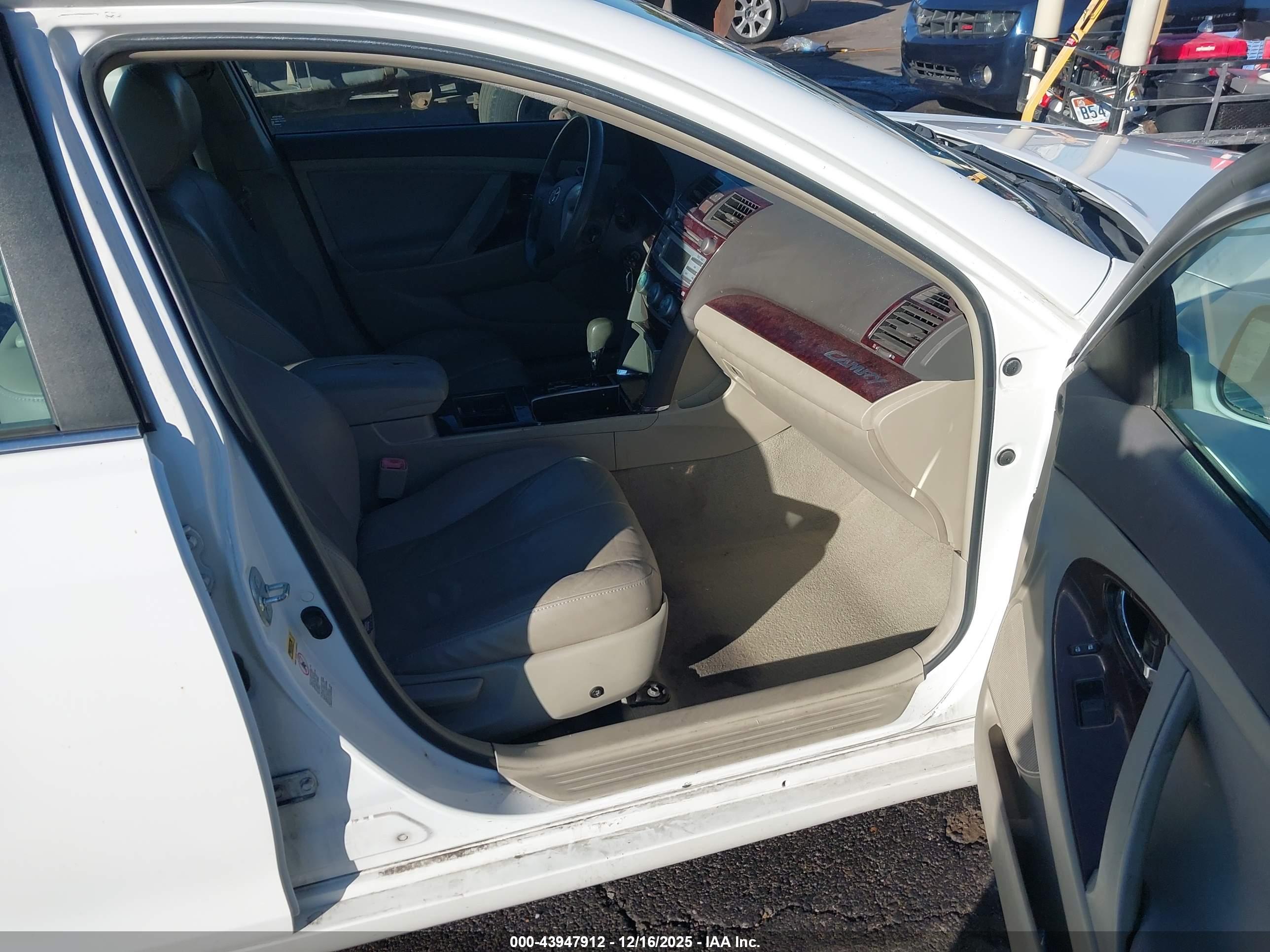TOYOTA CAMRY image 5