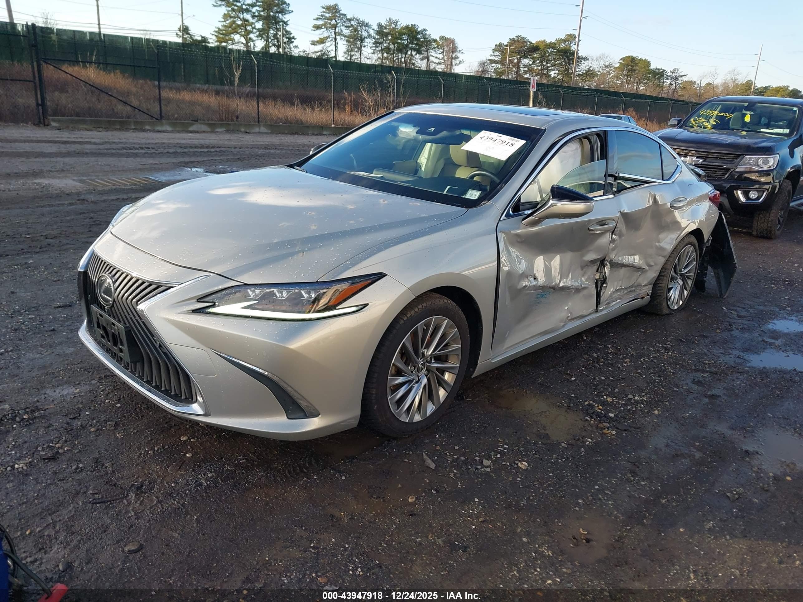 LEXUS ES image 2