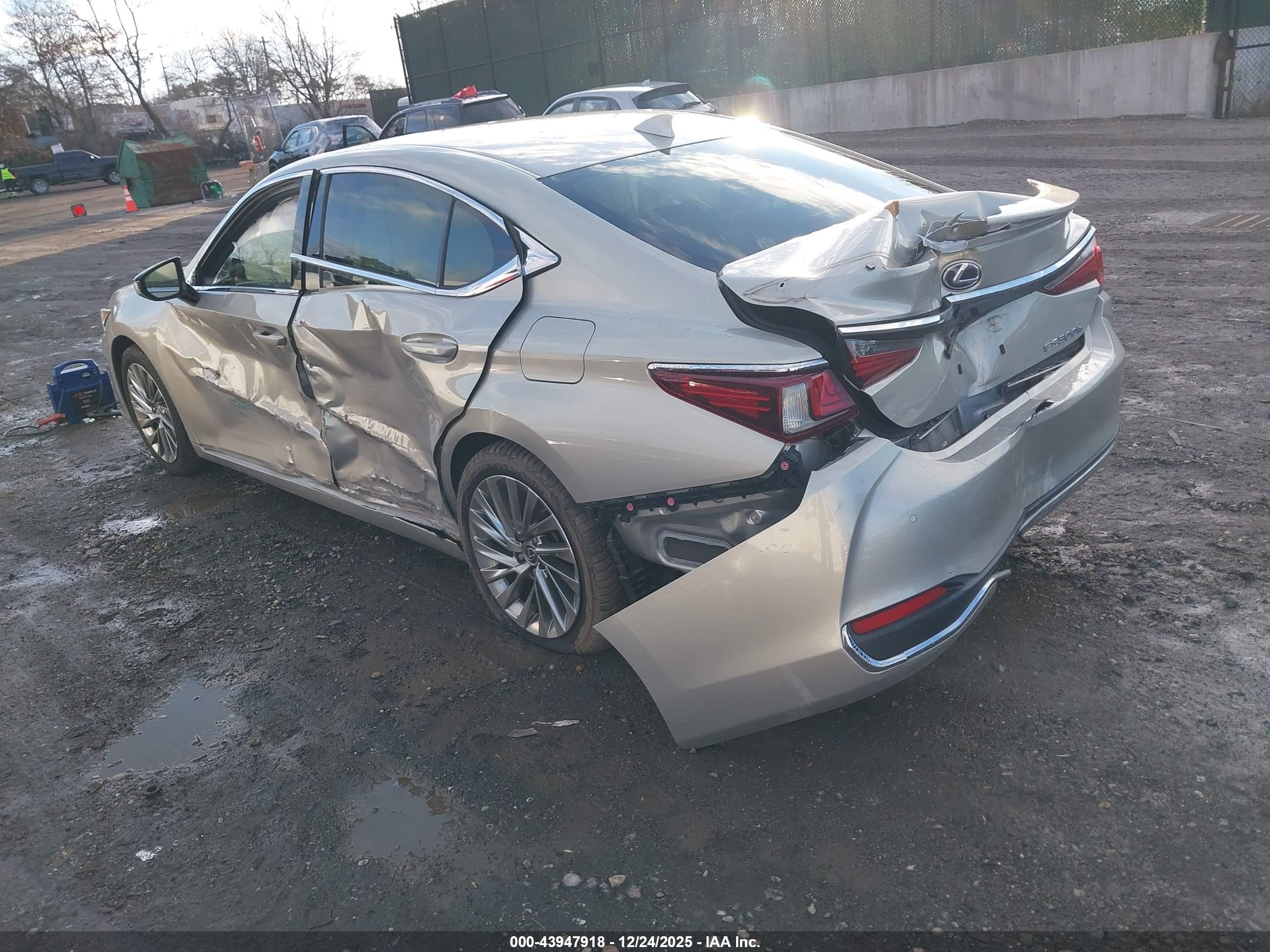 LEXUS ES image 3
