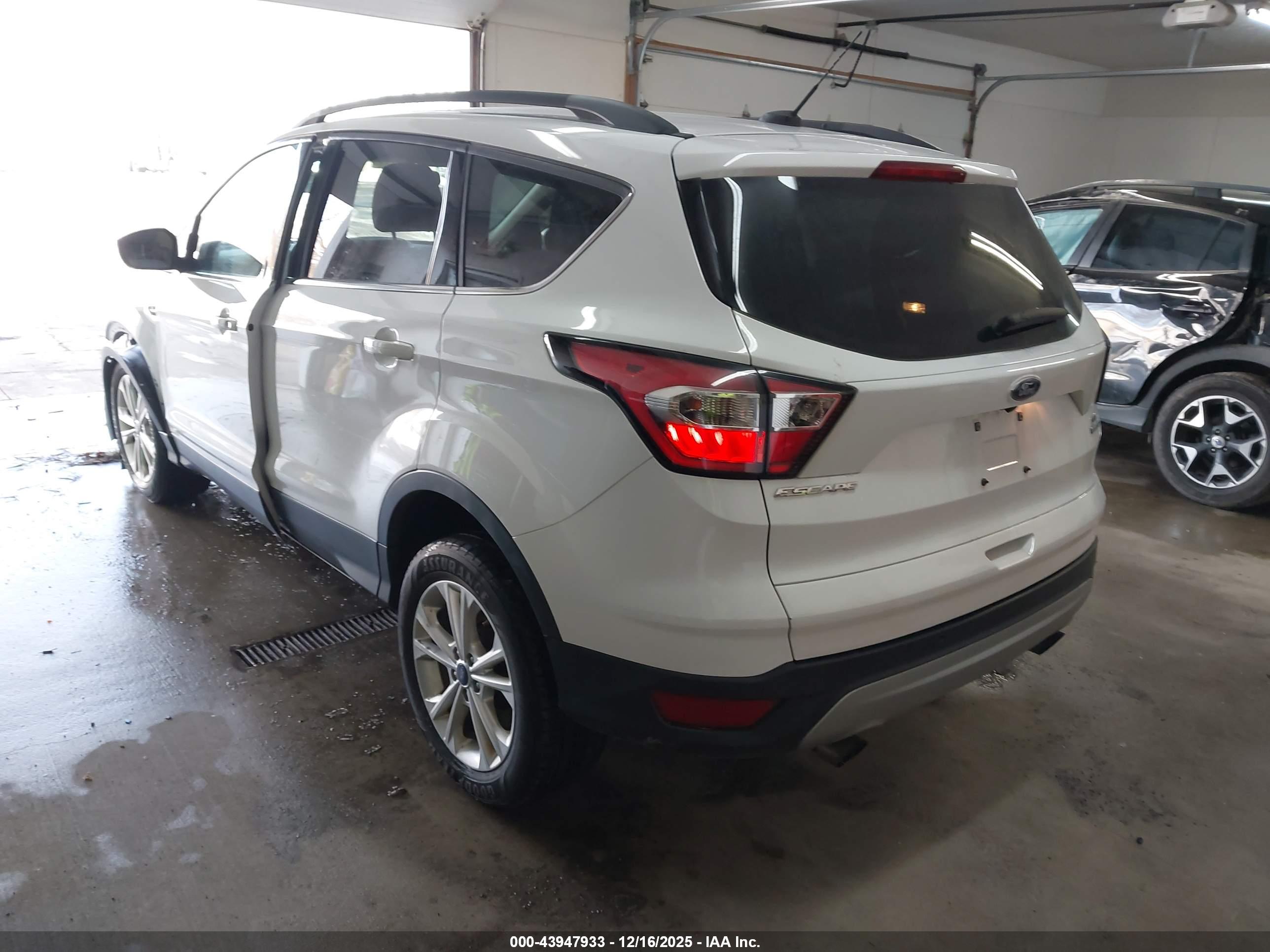 FORD ESCAPE image 3