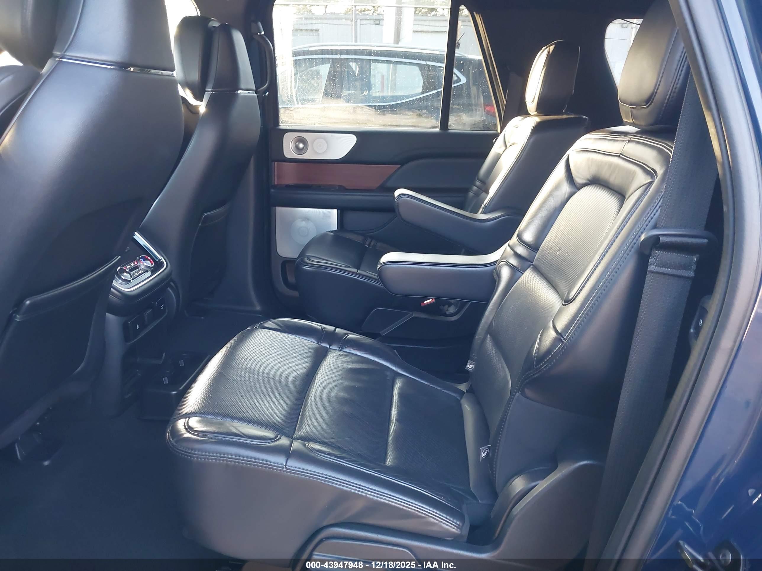 LINCOLN NAVIGATOR image 8