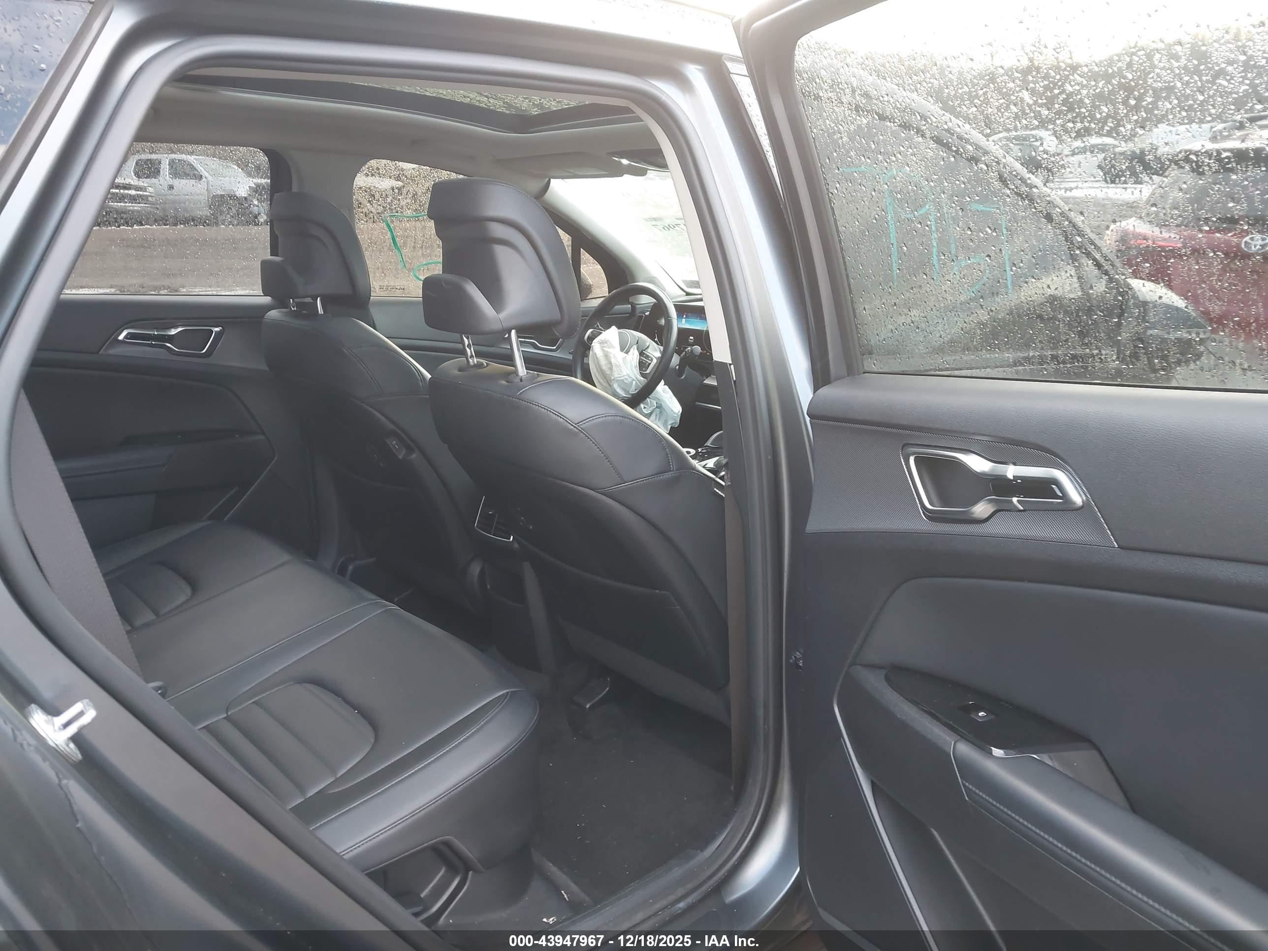 KIA SPORTAGE image 8