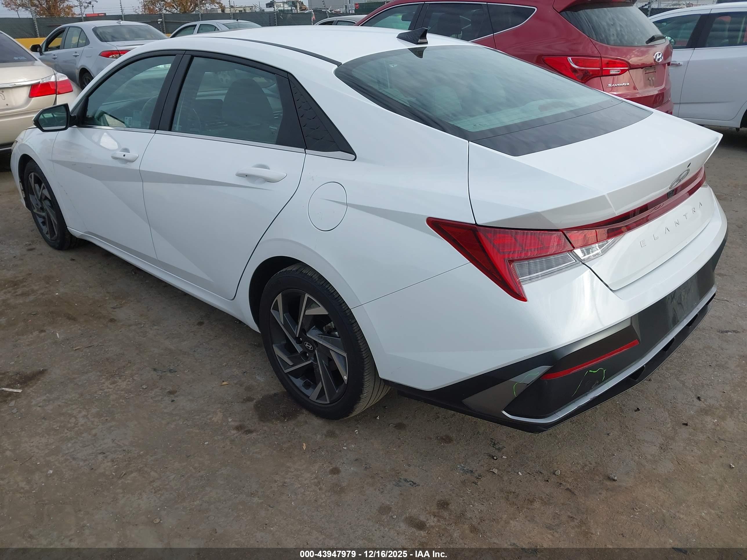 HYUNDAI ELANTRA image 3