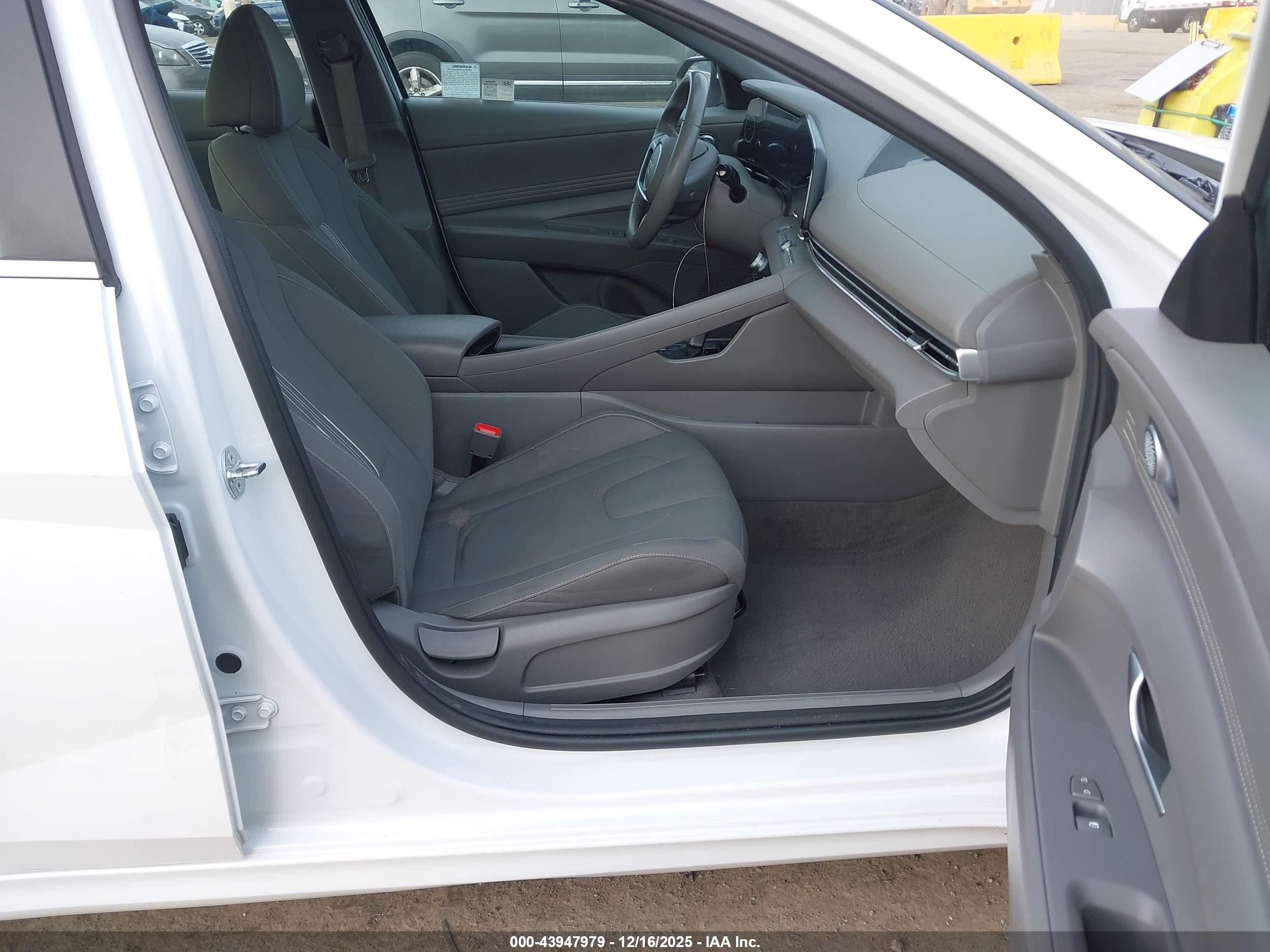 HYUNDAI ELANTRA image 5
