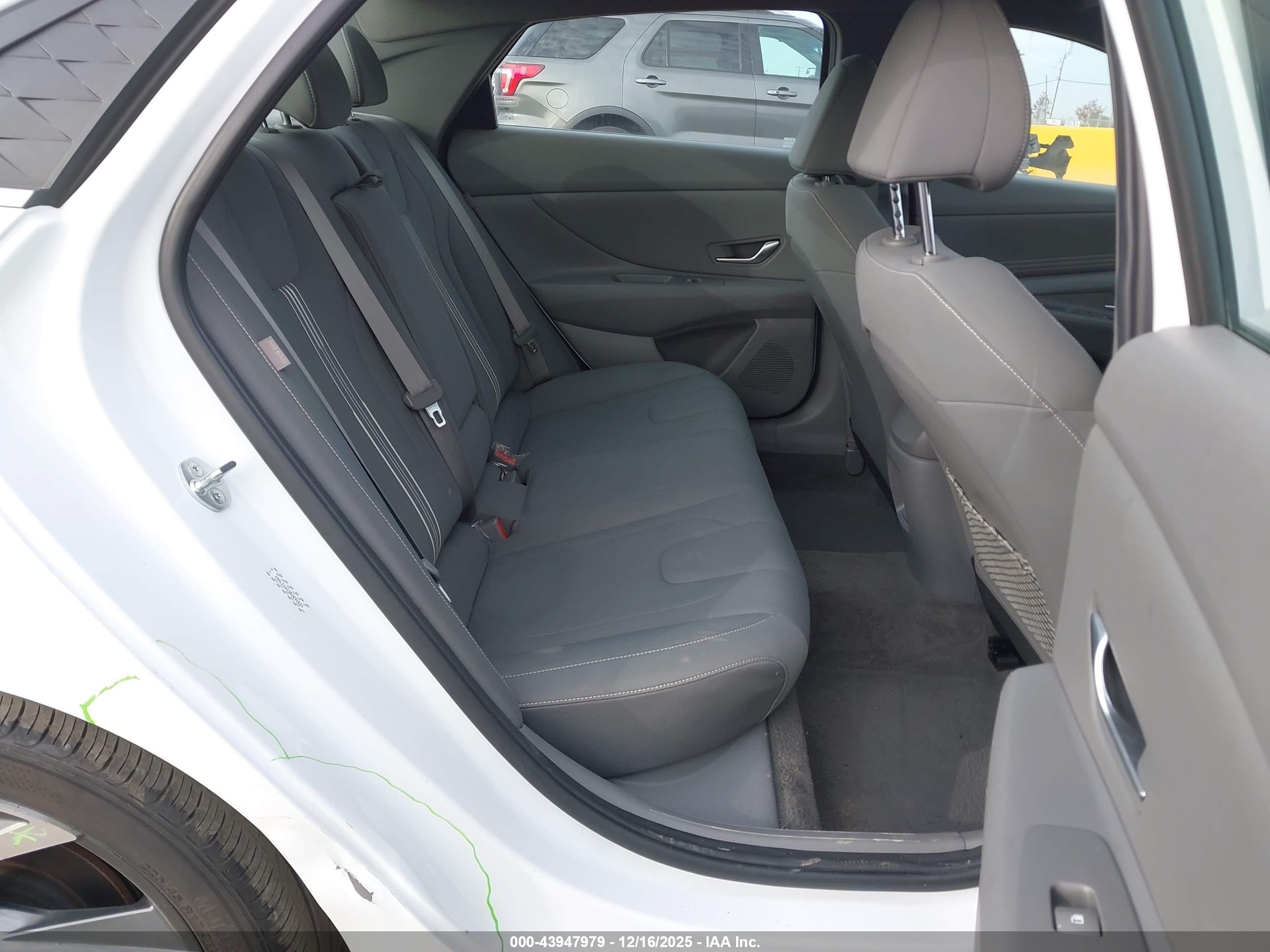 HYUNDAI ELANTRA image 8