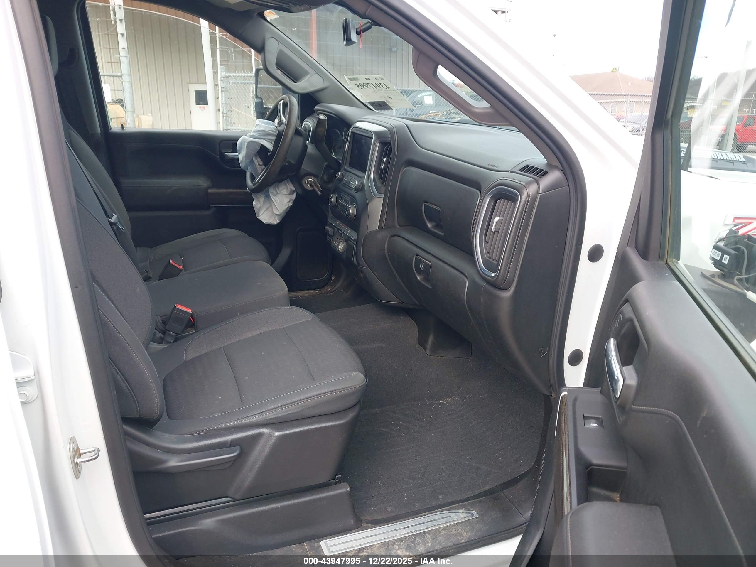 CHEVROLET SILVERADO image 5