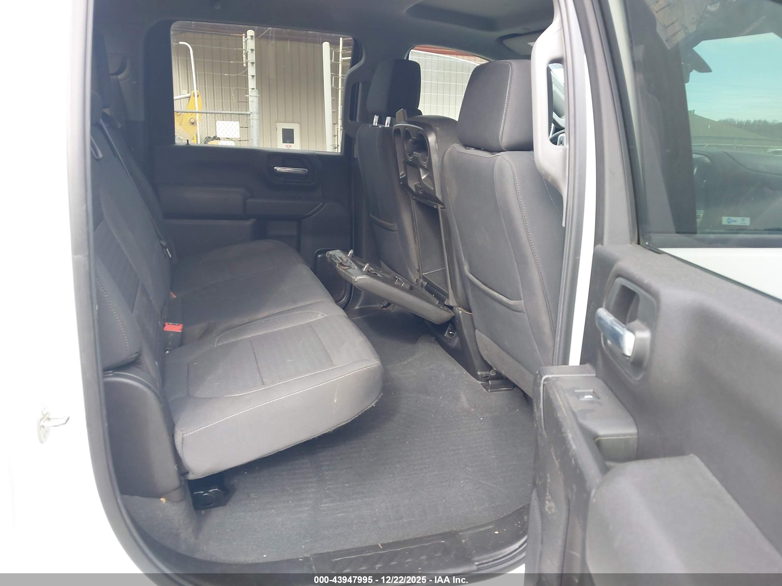 CHEVROLET SILVERADO image 8