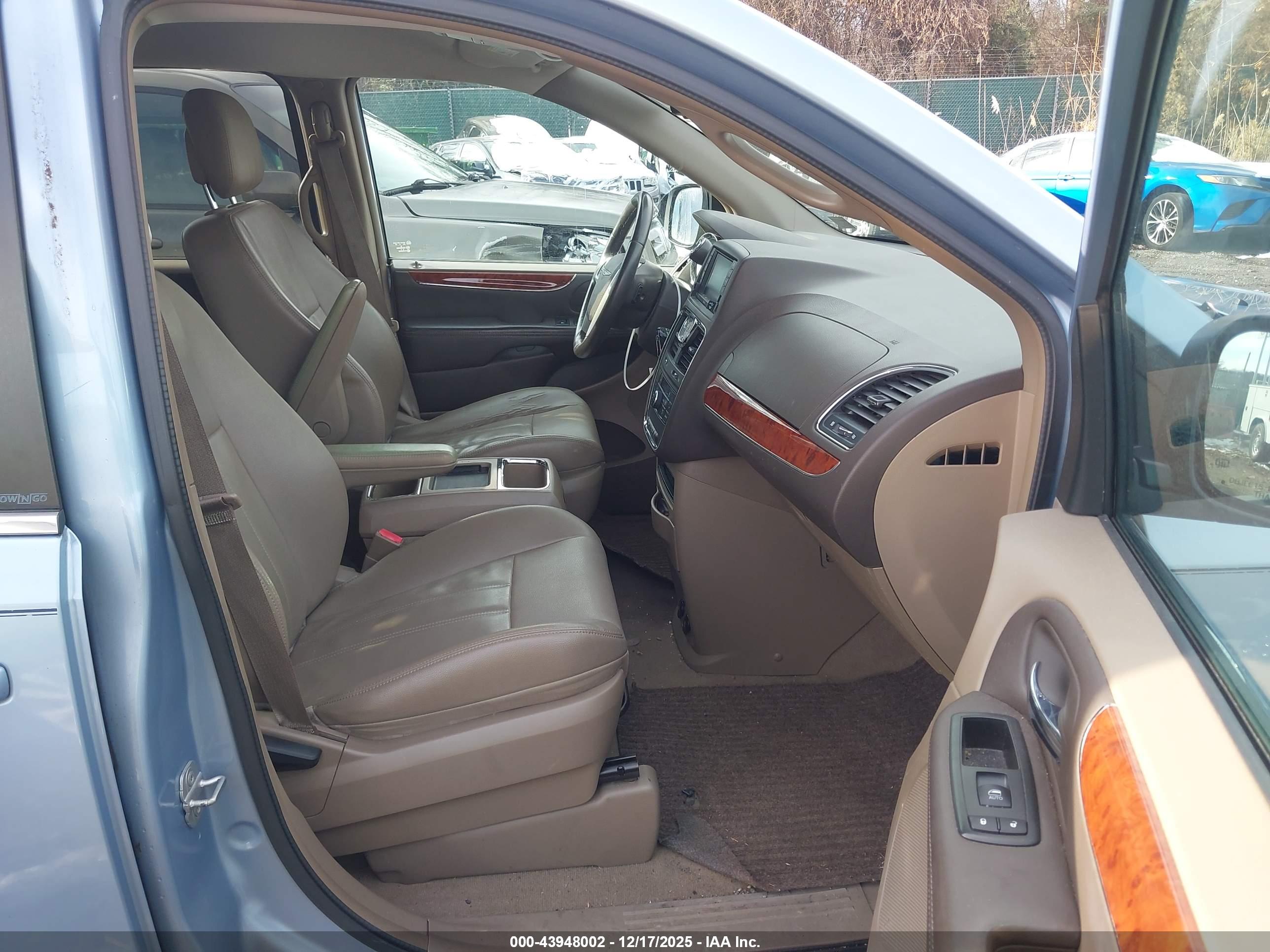 CHRYSLER TOWN image 5