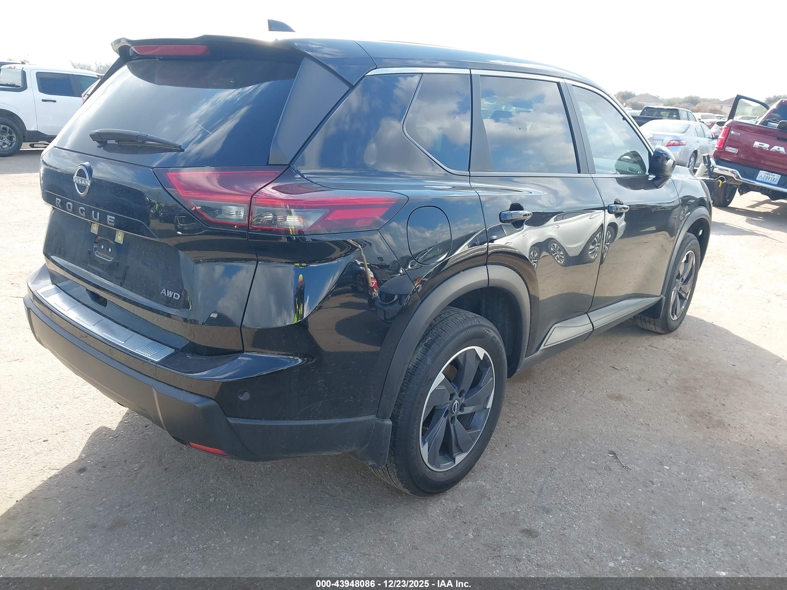 NISSAN ROGUE image 4