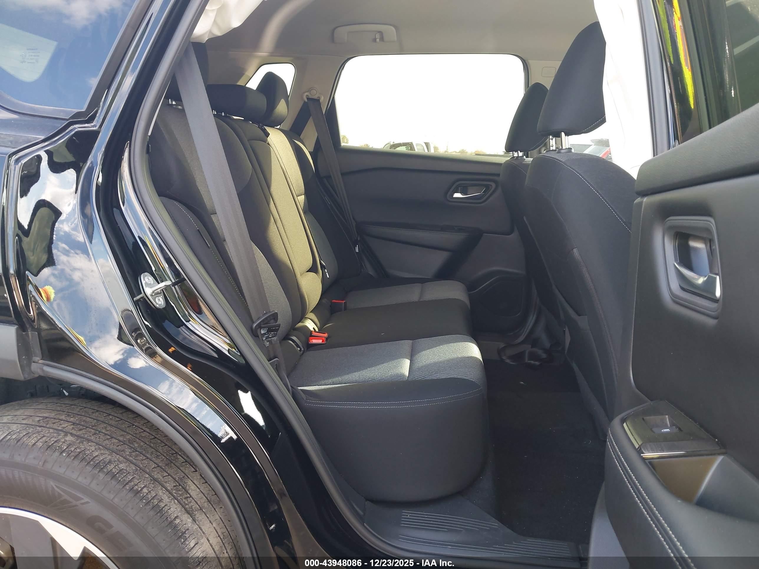 NISSAN ROGUE image 8