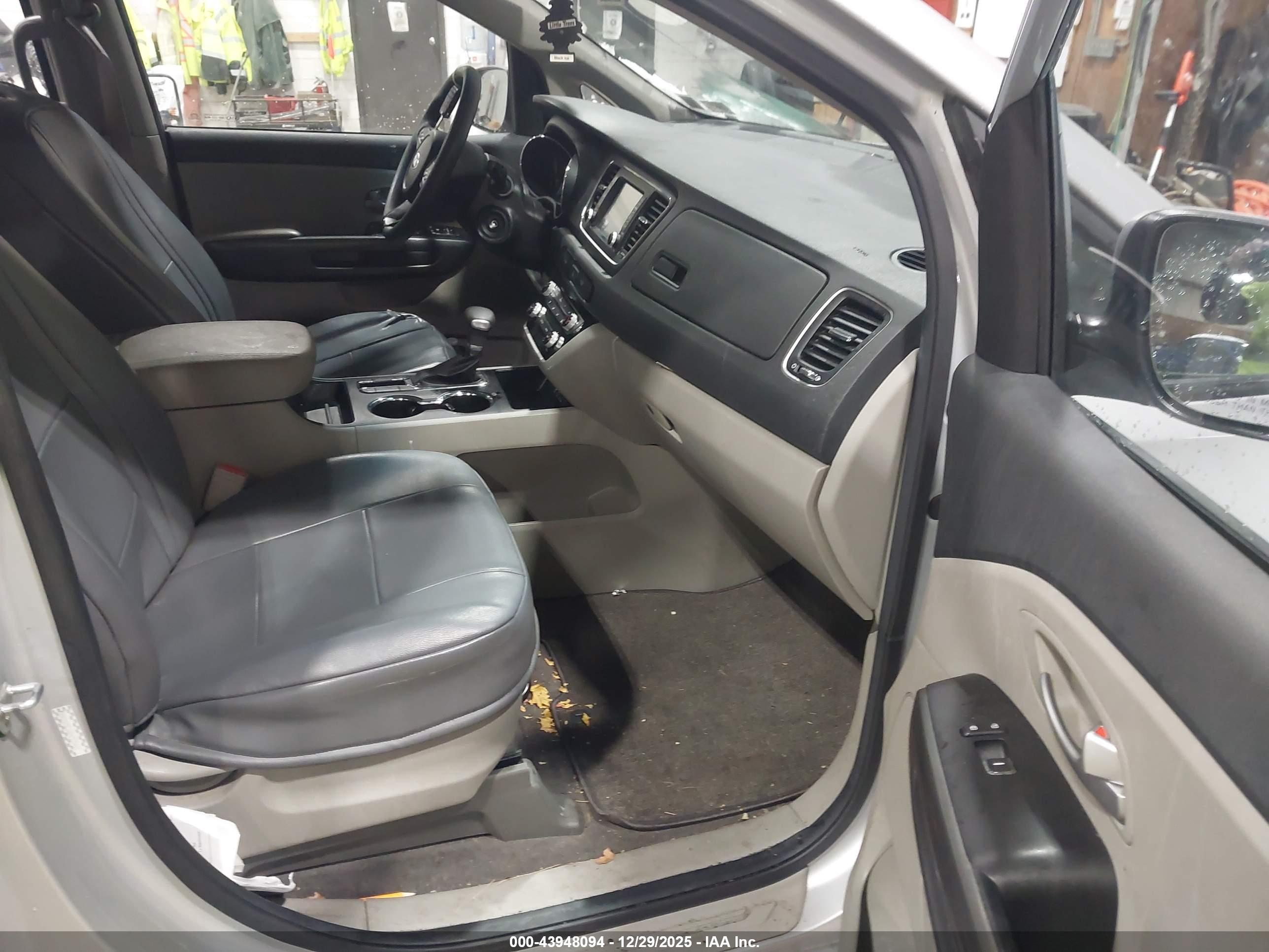 KIA SEDONA image 5