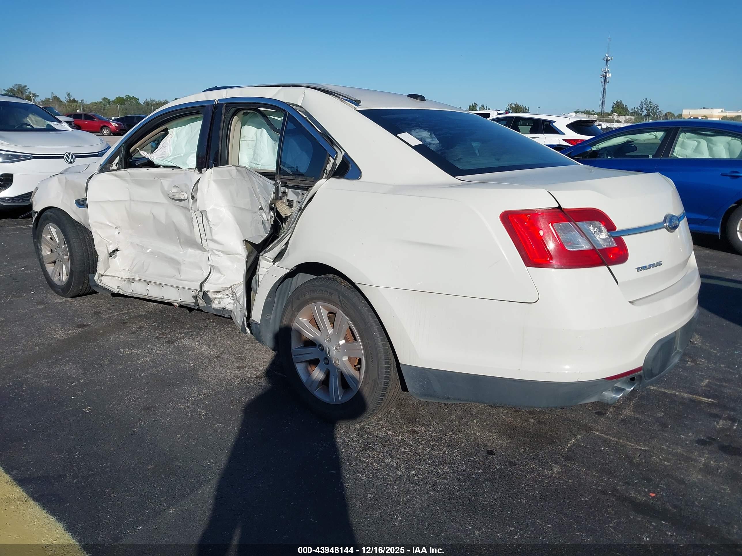FORD TAURUS image 3