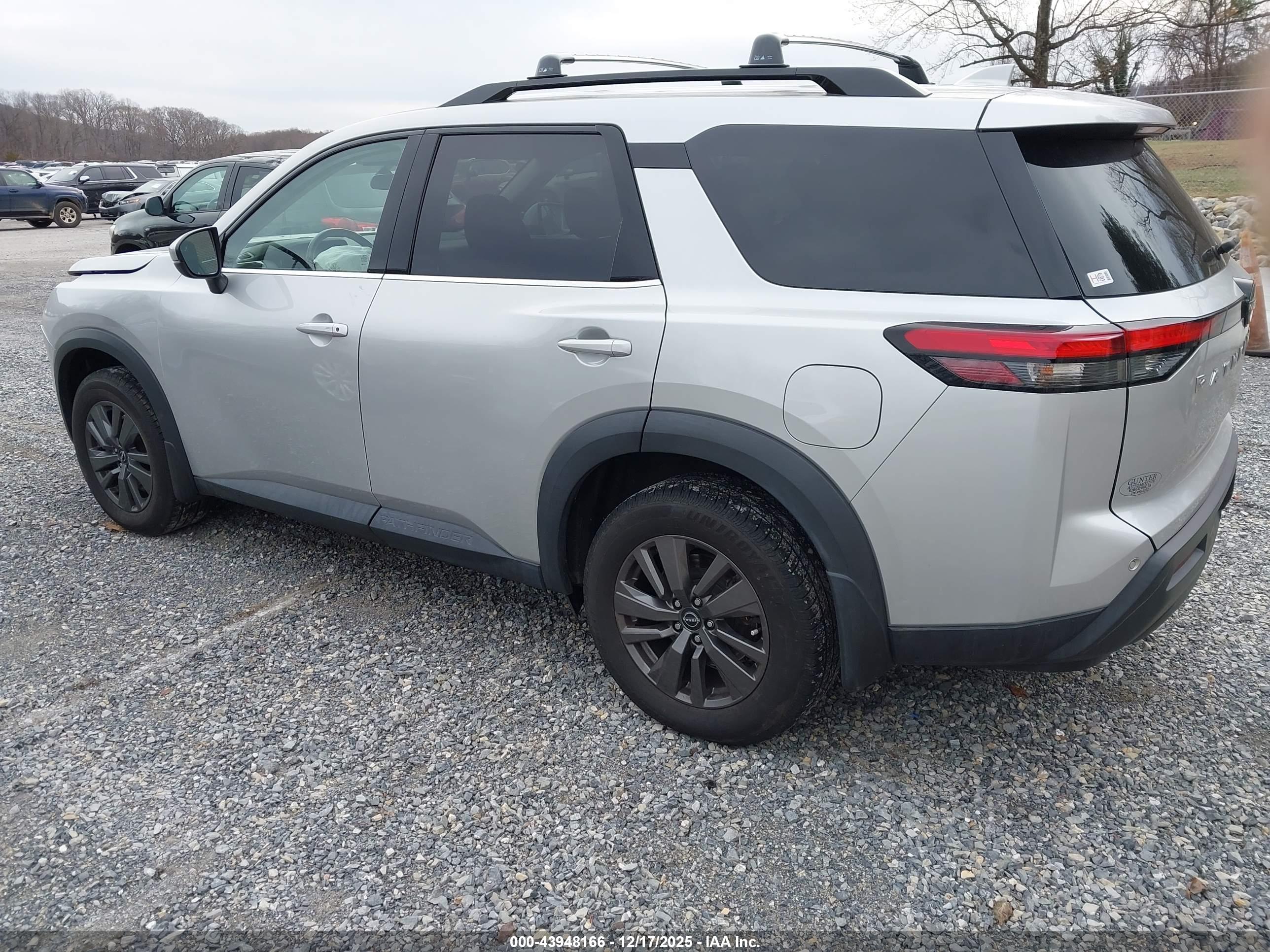 NISSAN PATHFINDER image 3