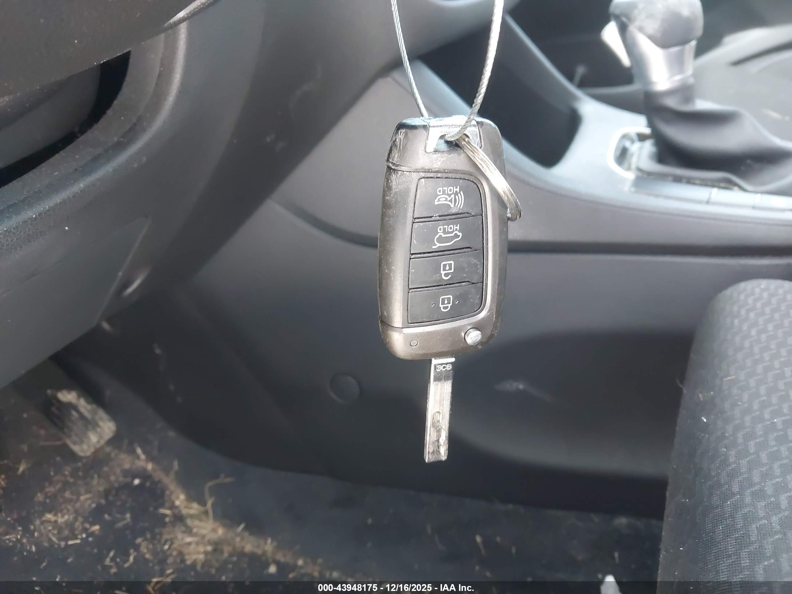HYUNDAI ELANTRA image 11
