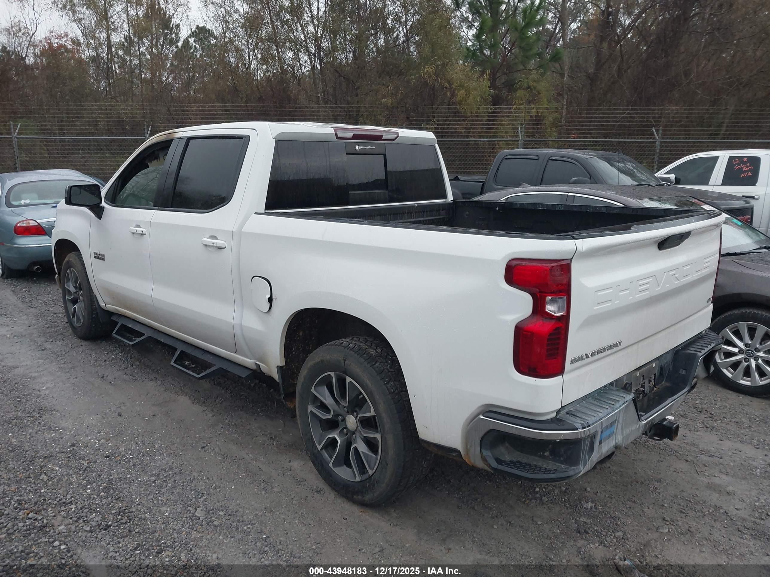 CHEVROLET SILVERADO image 3