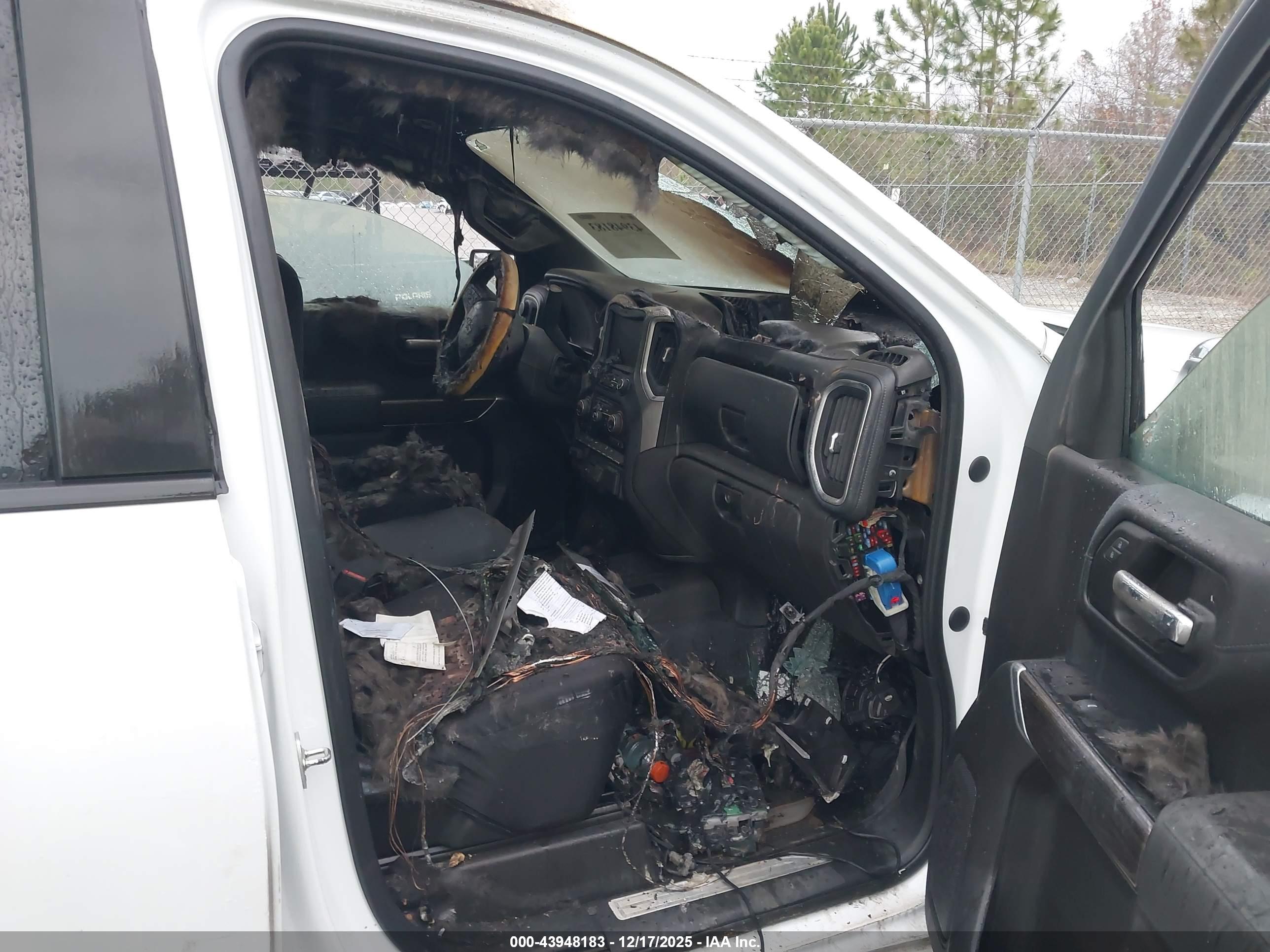 CHEVROLET SILVERADO image 5