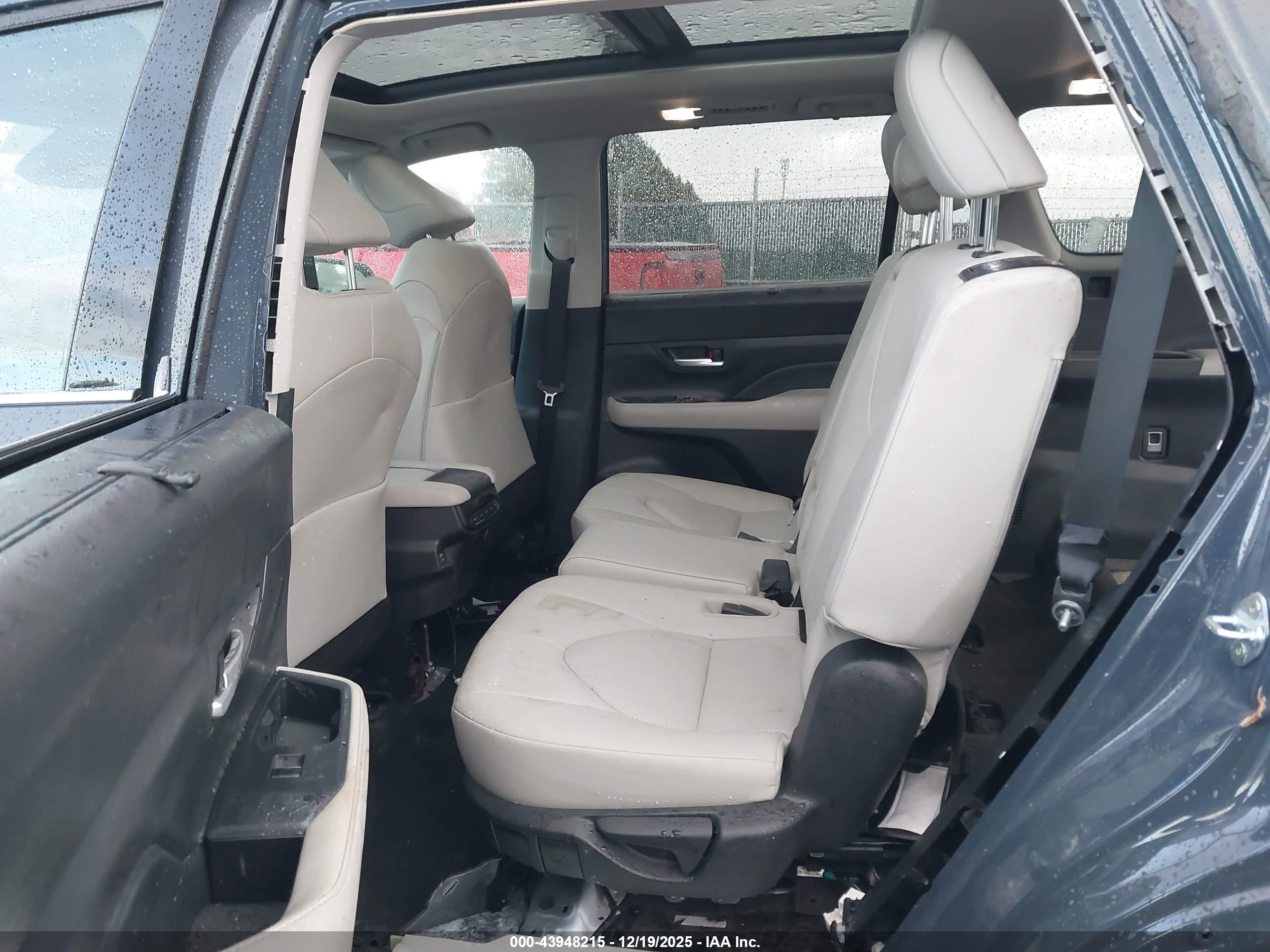 TOYOTA GRAND image 8