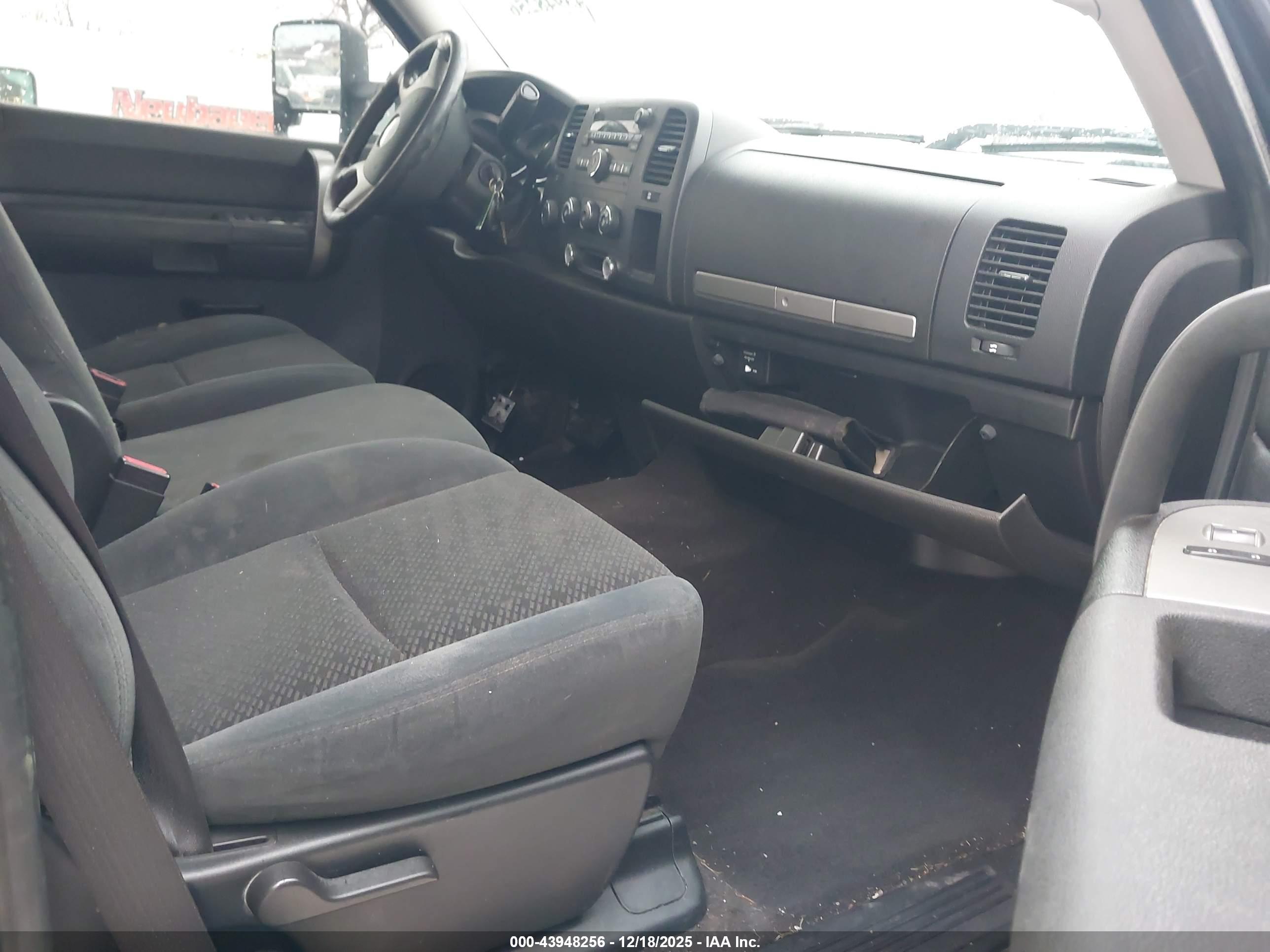 CHEVROLET SILVERADO image 5