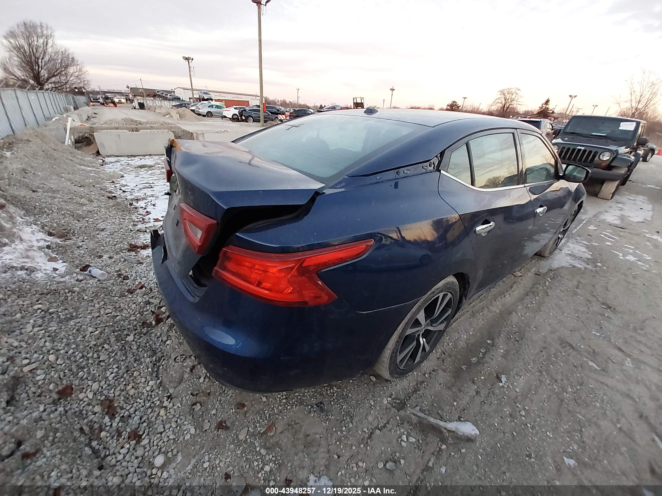 NISSAN MAXIMA image 4