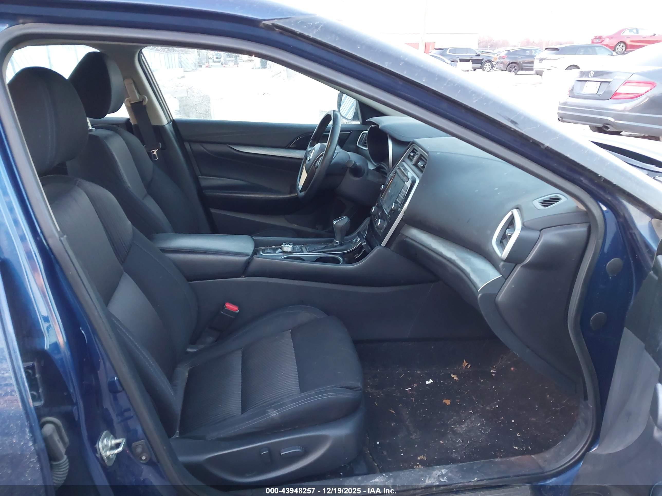 NISSAN MAXIMA image 5
