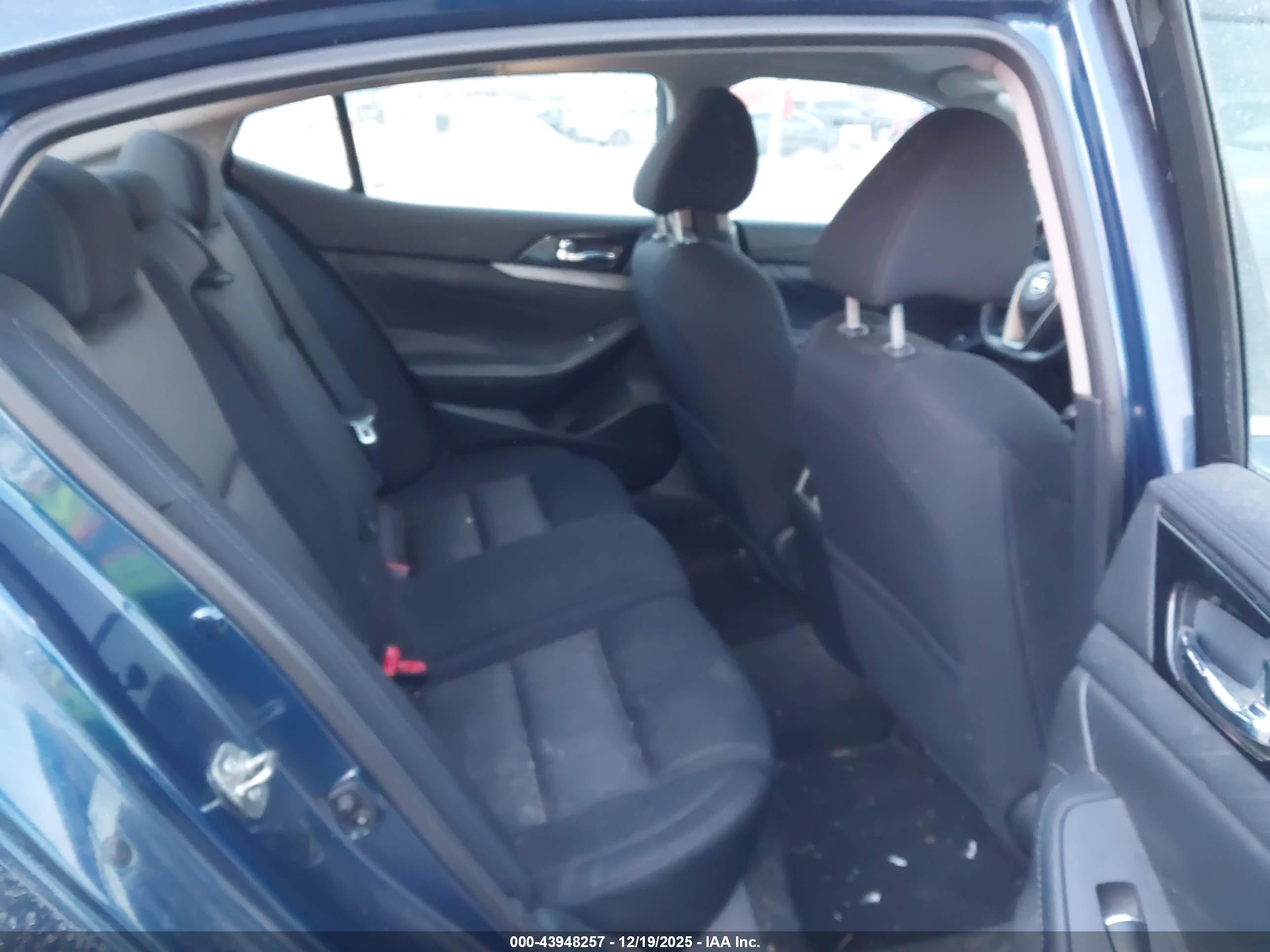 NISSAN MAXIMA image 8