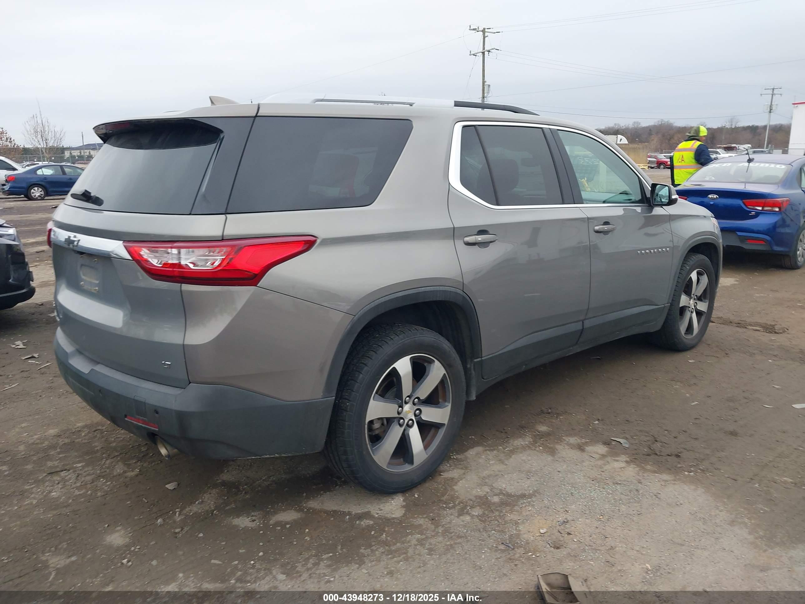 CHEVROLET TRAVERSE image 4
