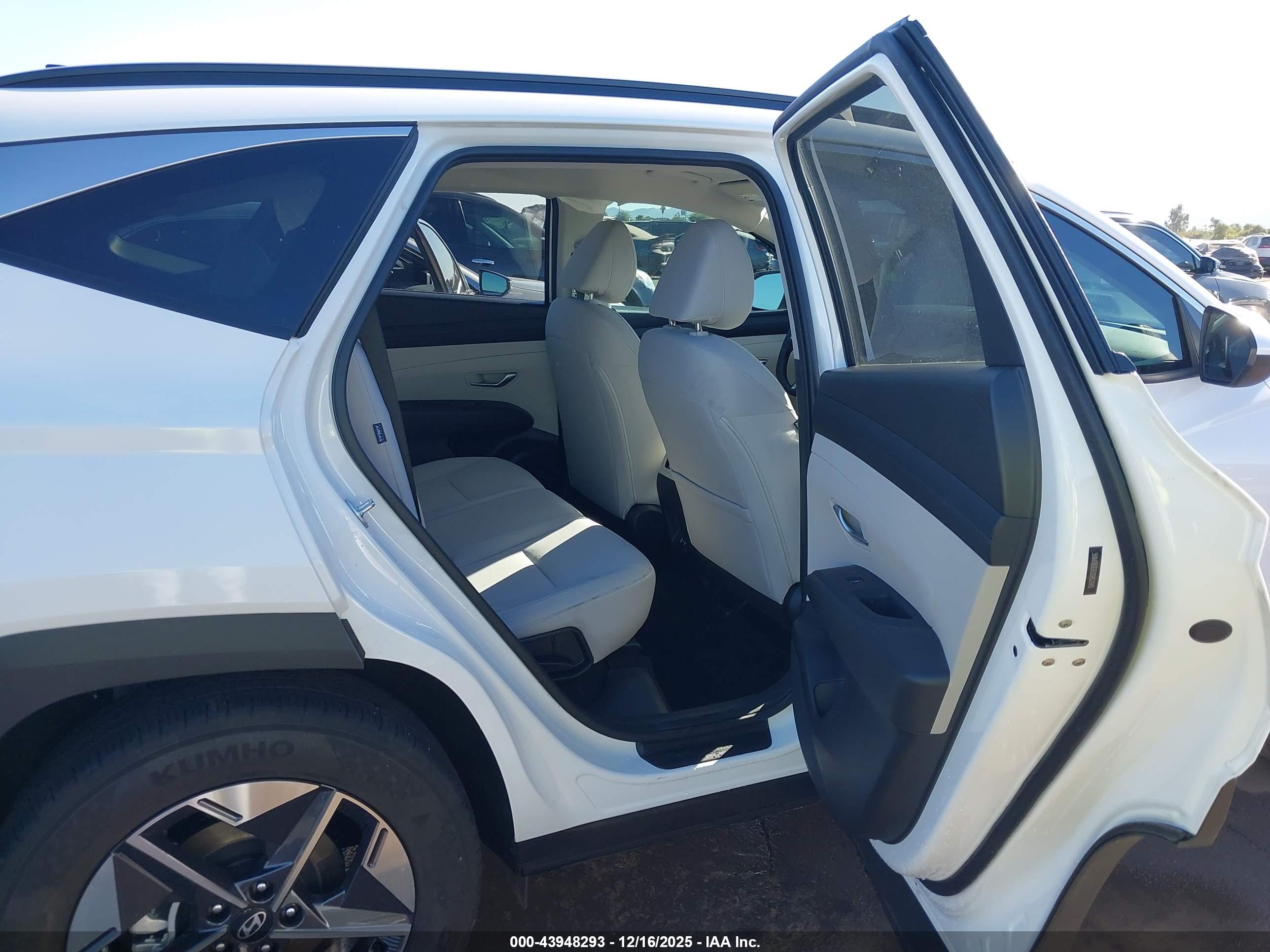 HYUNDAI TUCSON image 8