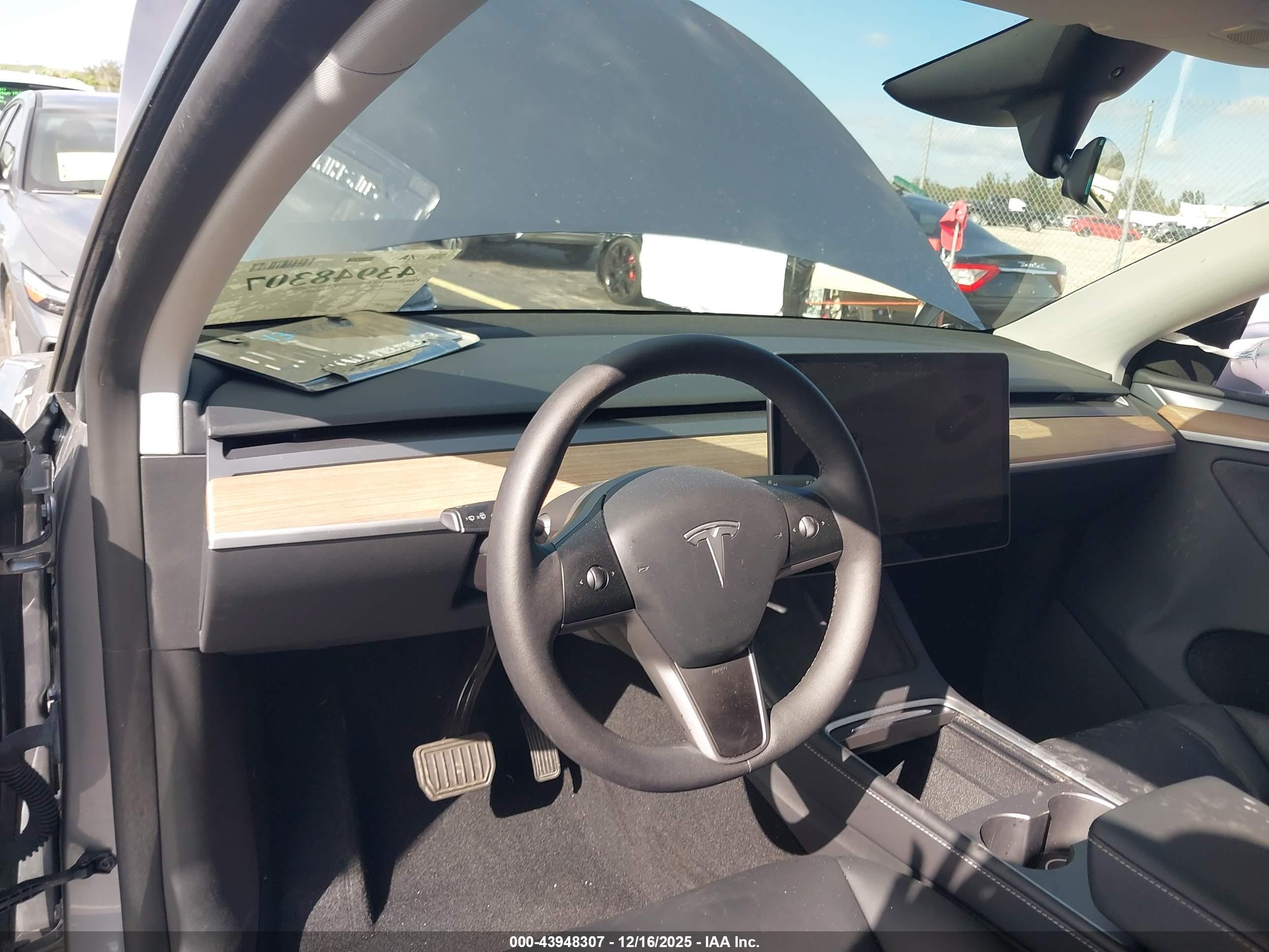 TESLA MODEL image 5