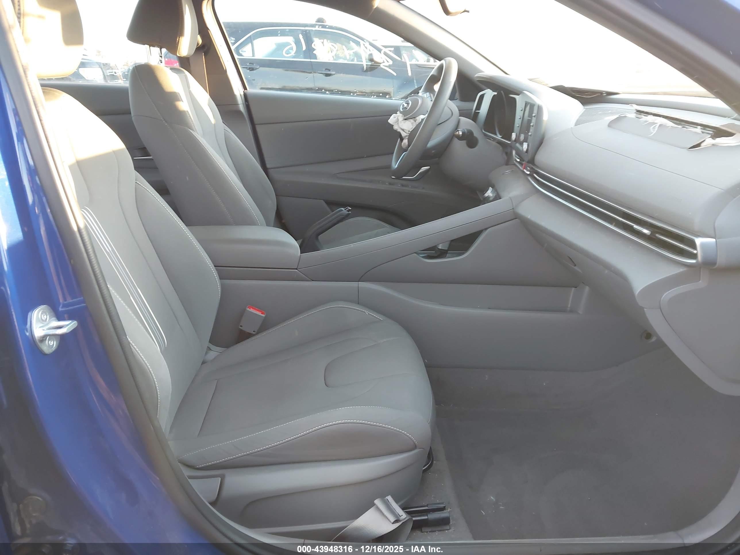 HYUNDAI ELANTRA image 5