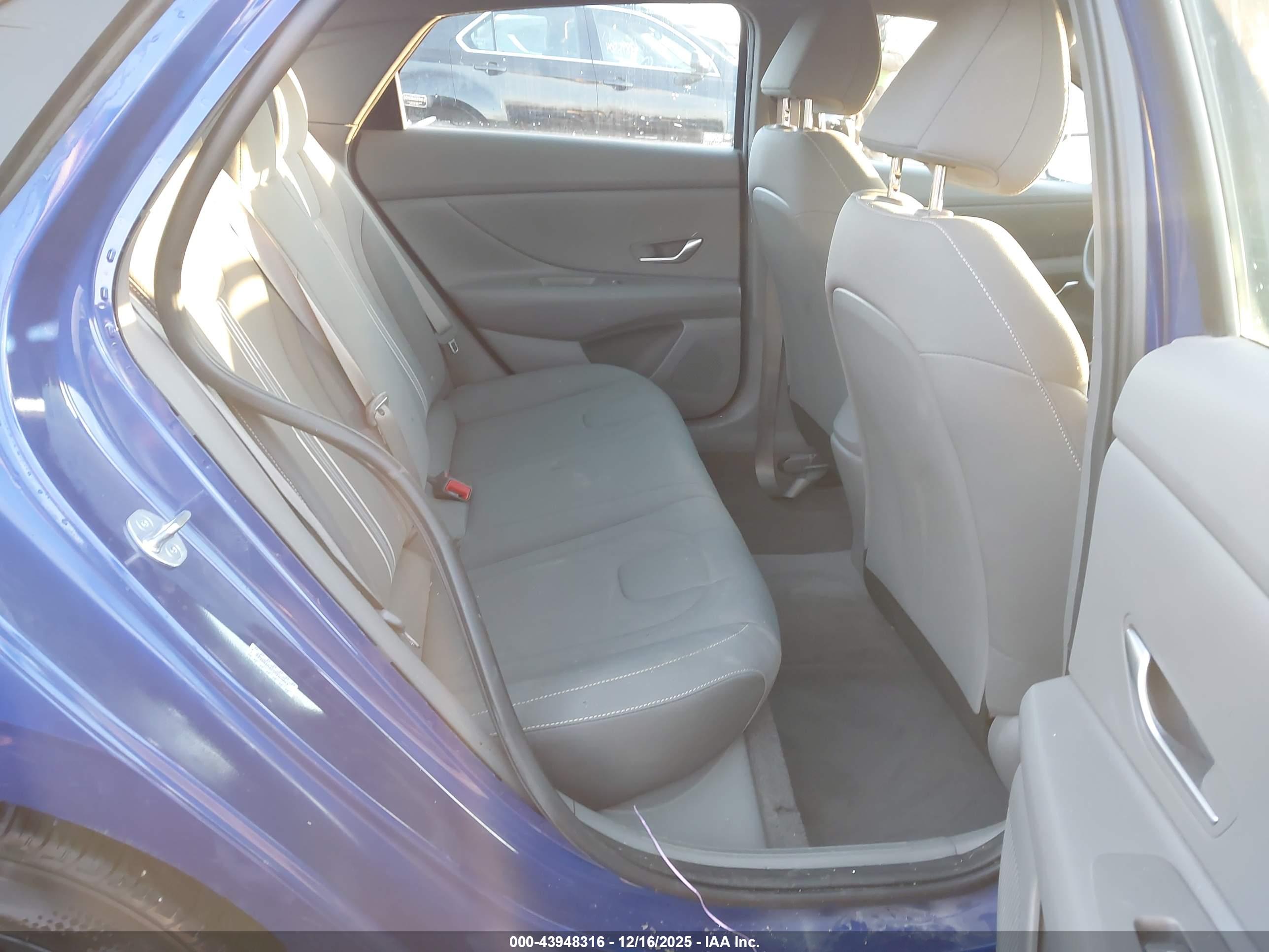 HYUNDAI ELANTRA image 8