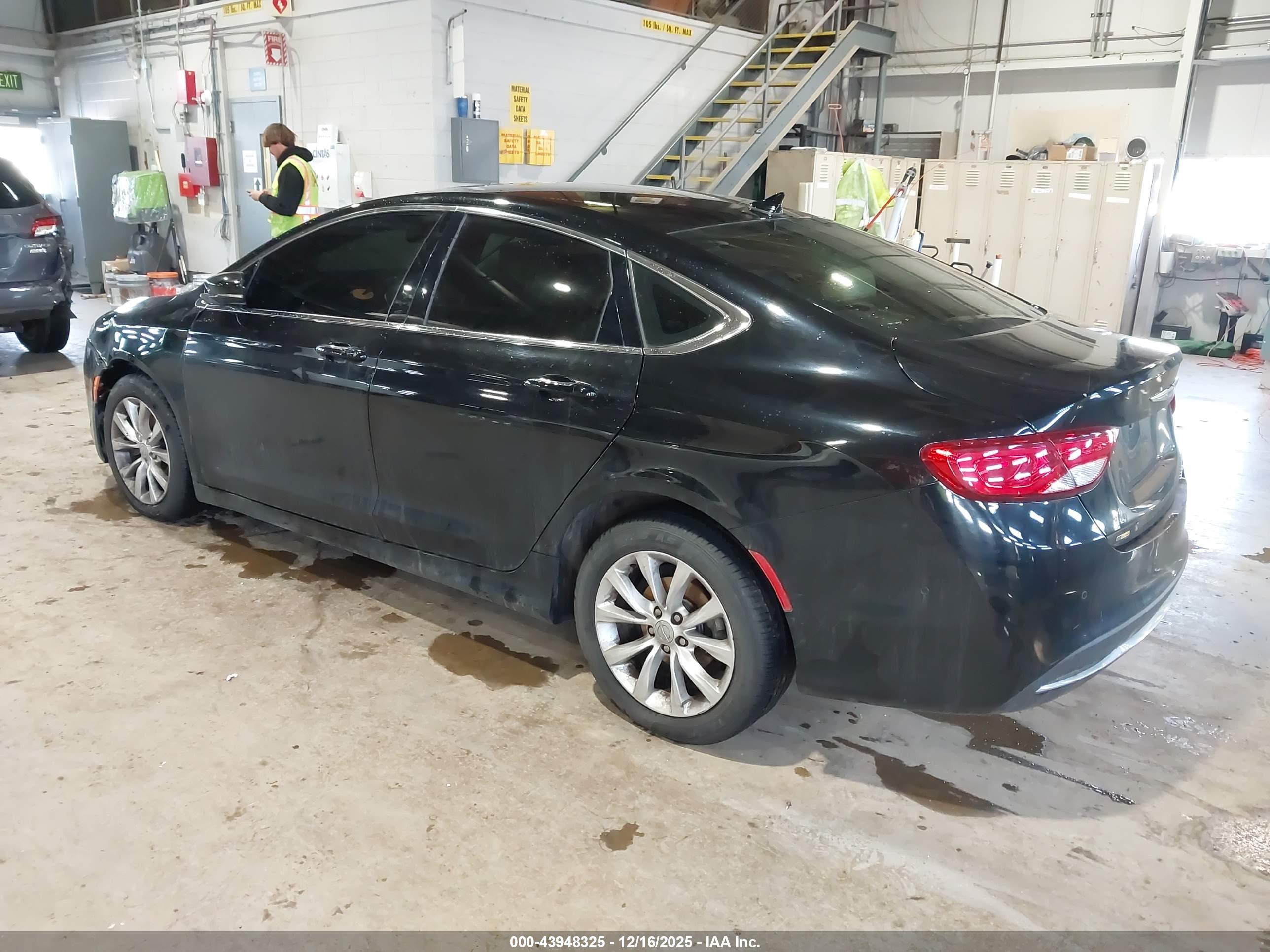 CHRYSLER 200 image 3
