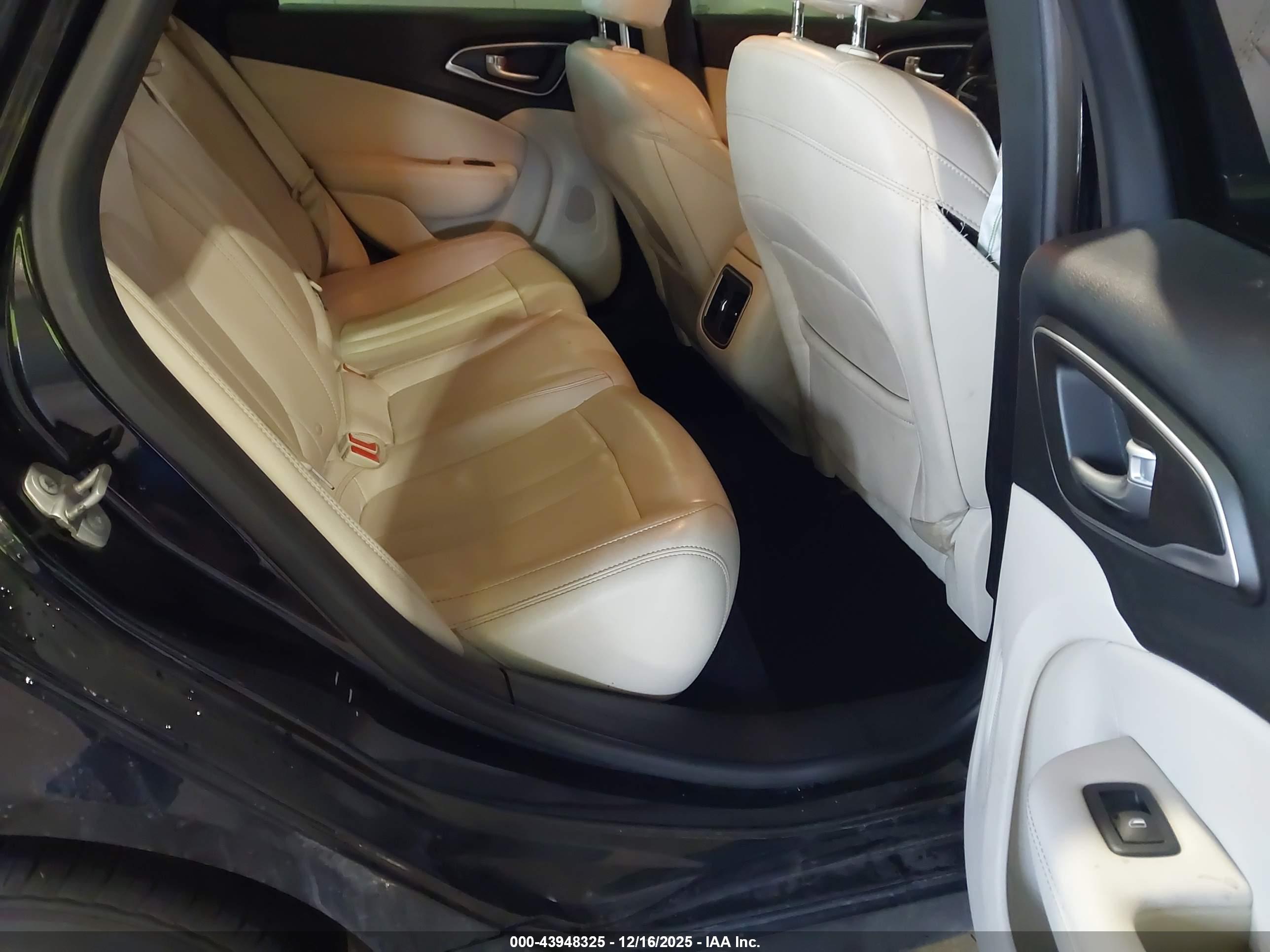 CHRYSLER 200 image 8