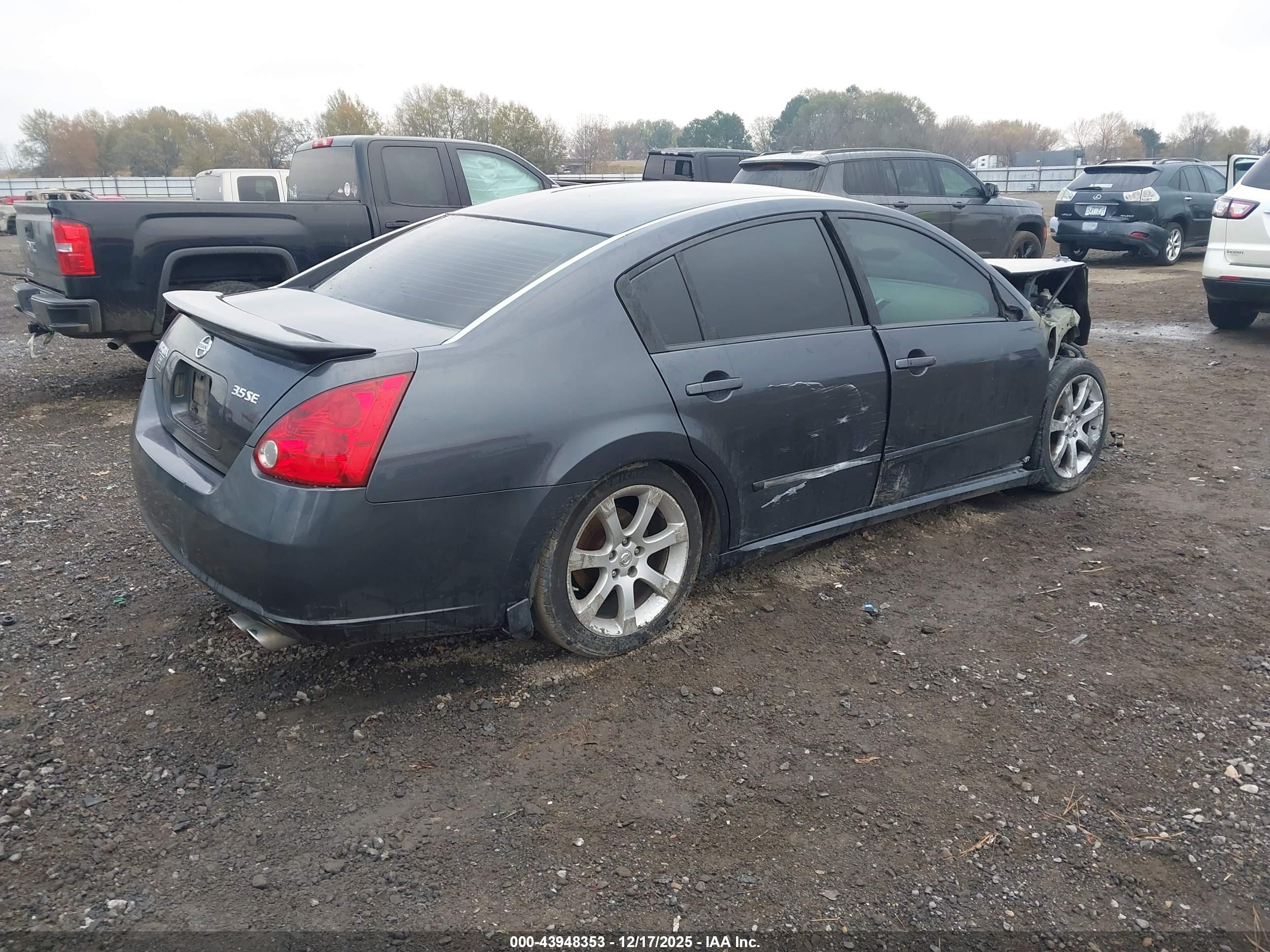 NISSAN MAXIMA image 4