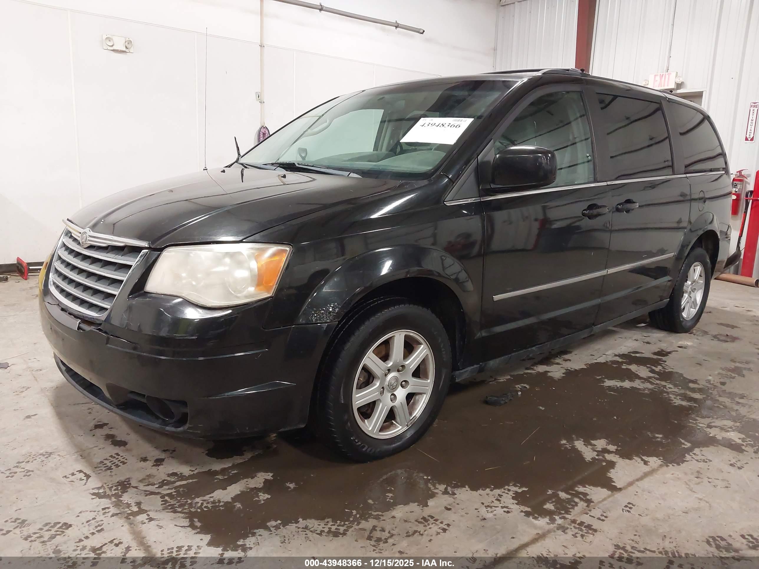 CHRYSLER TOWN image 2