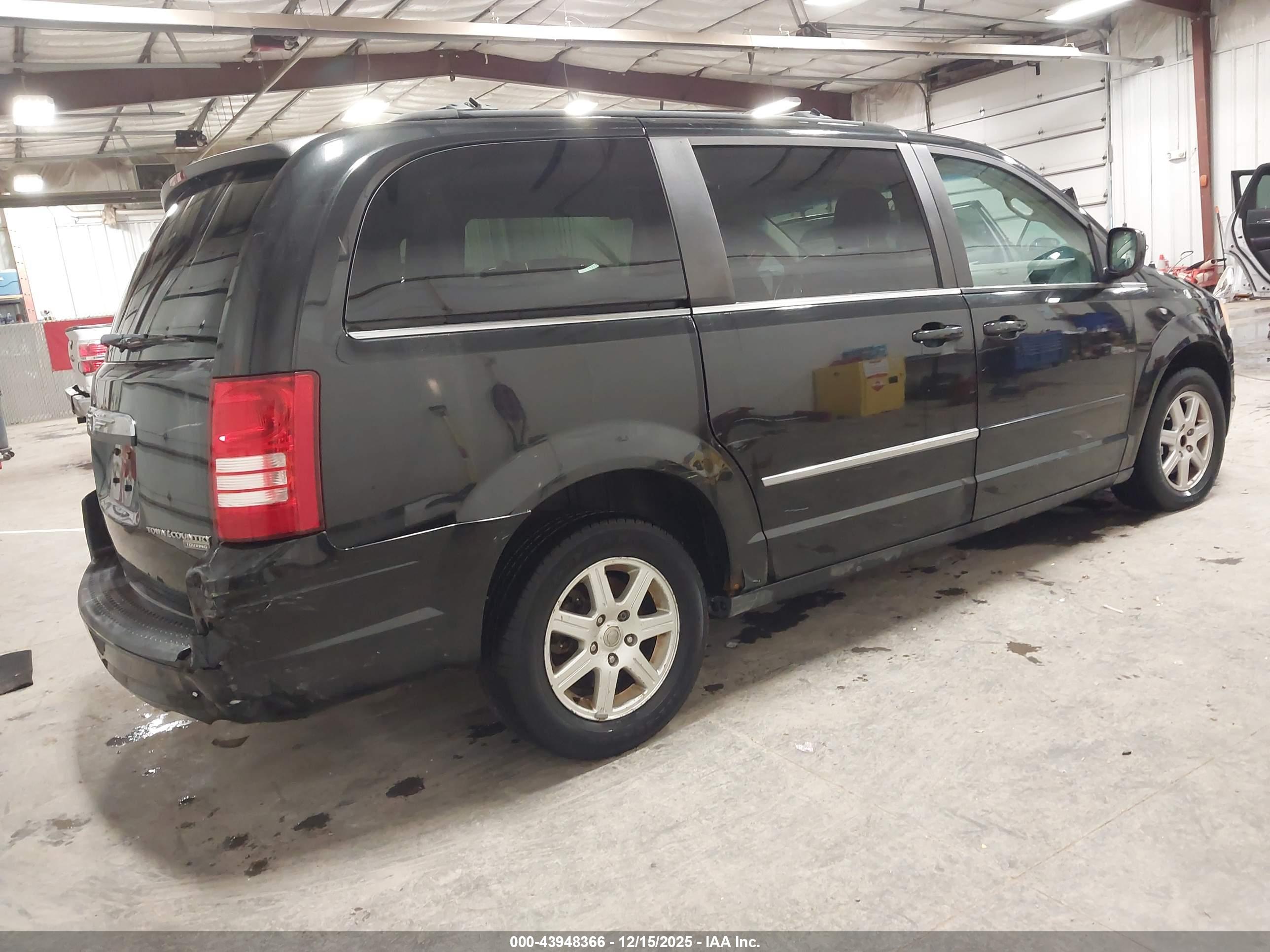 CHRYSLER TOWN image 4