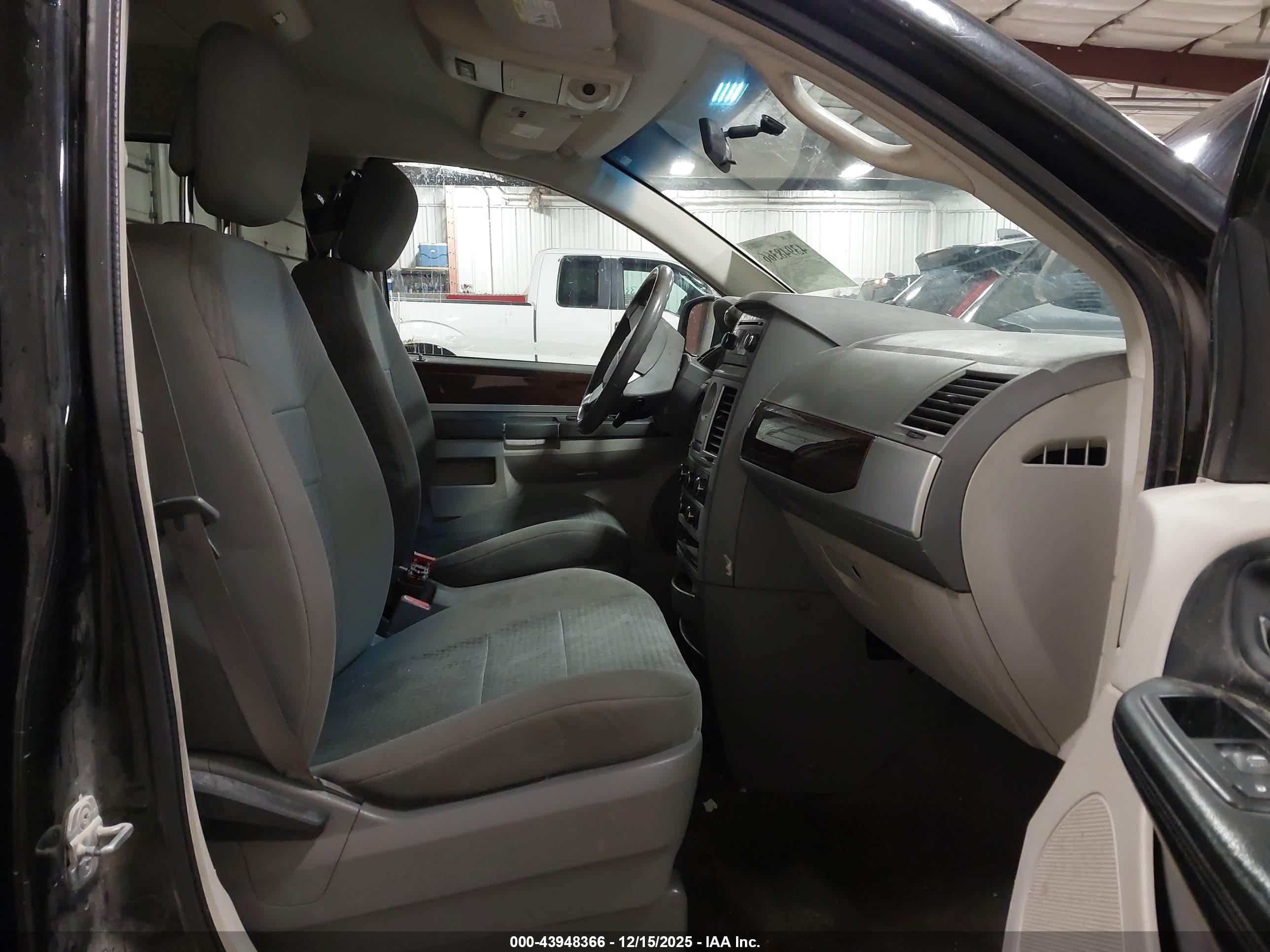 CHRYSLER TOWN image 5