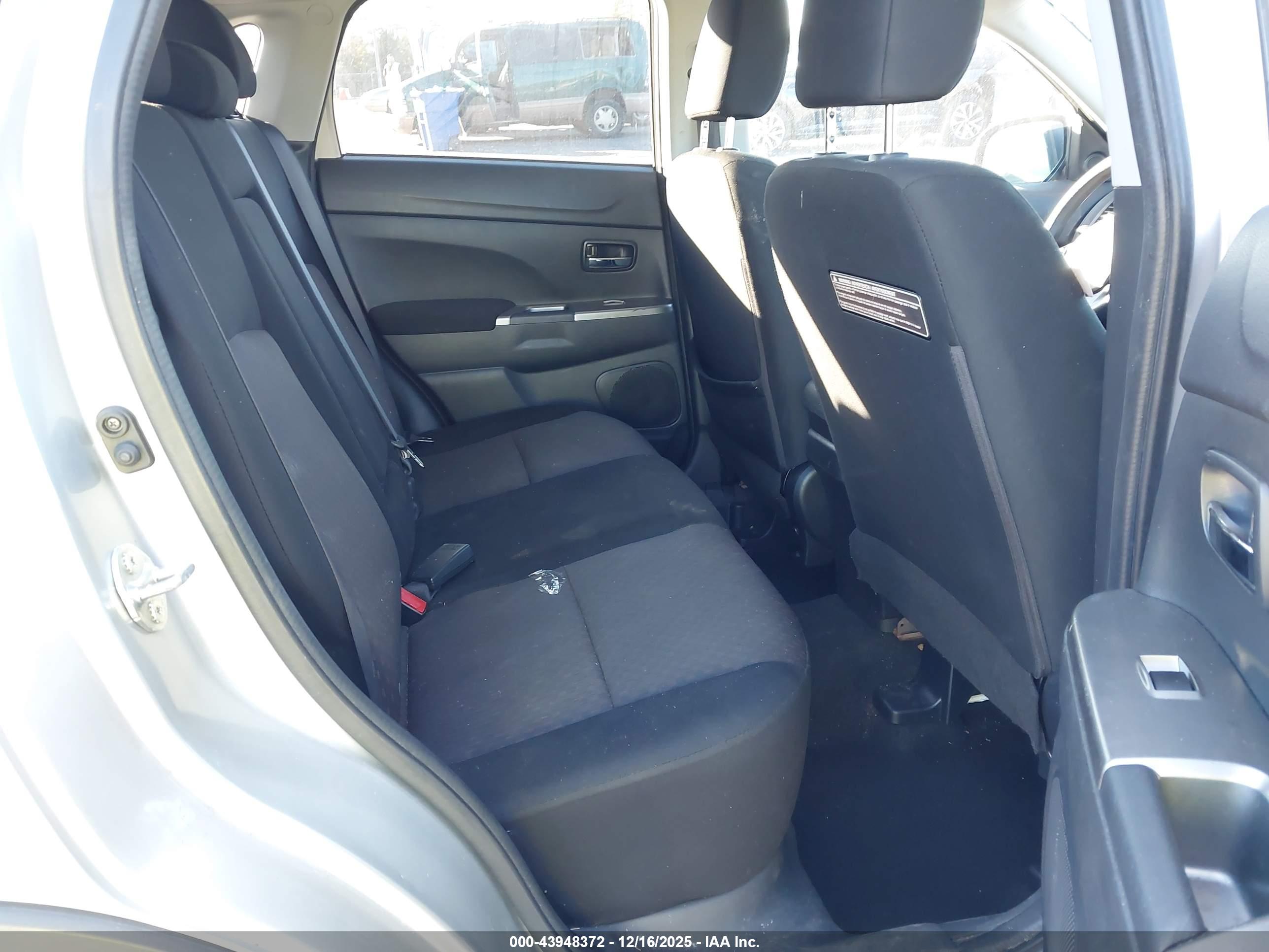 MITSUBISHI OUTLANDER image 8