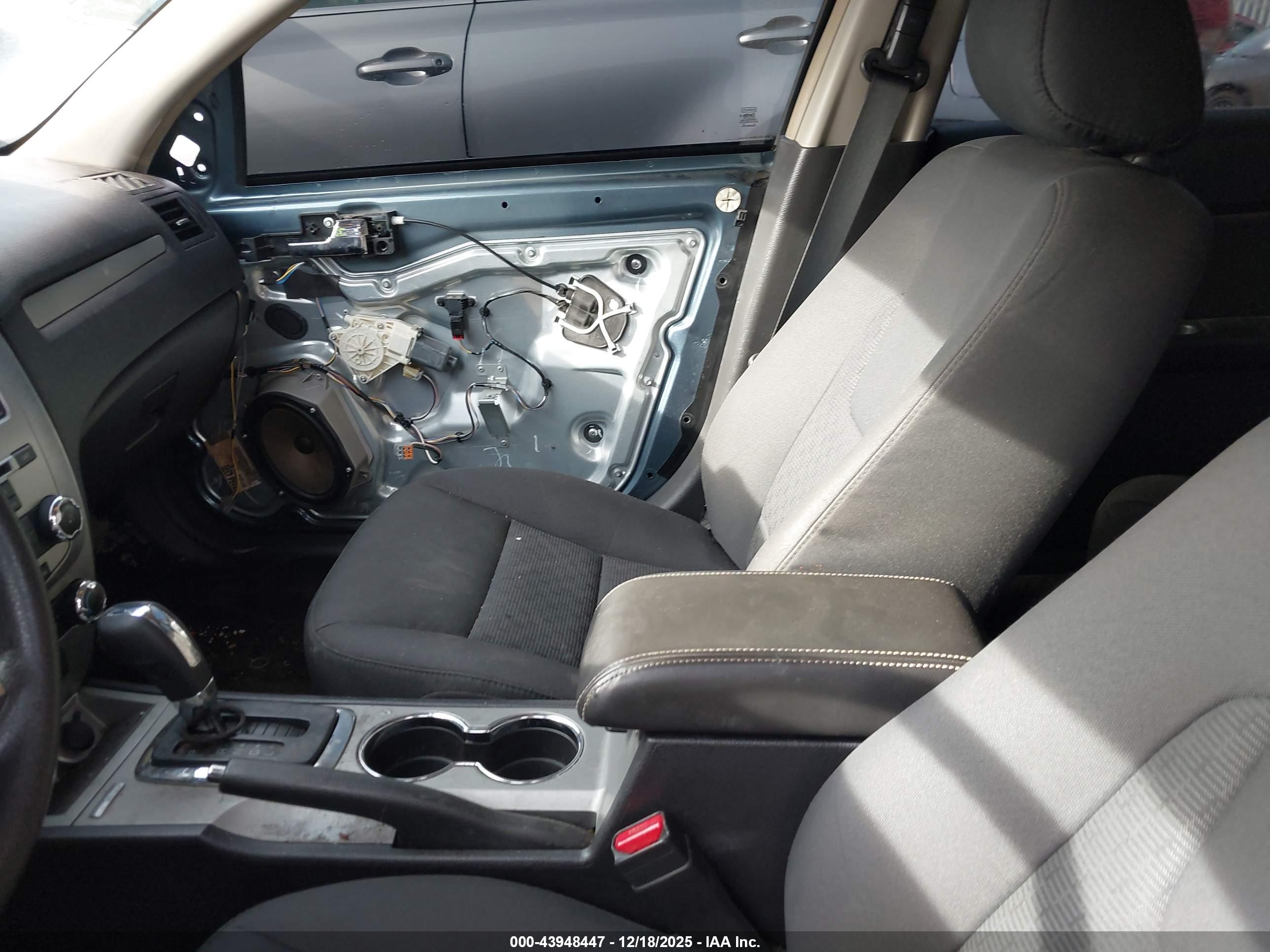 FORD FUSION image 5