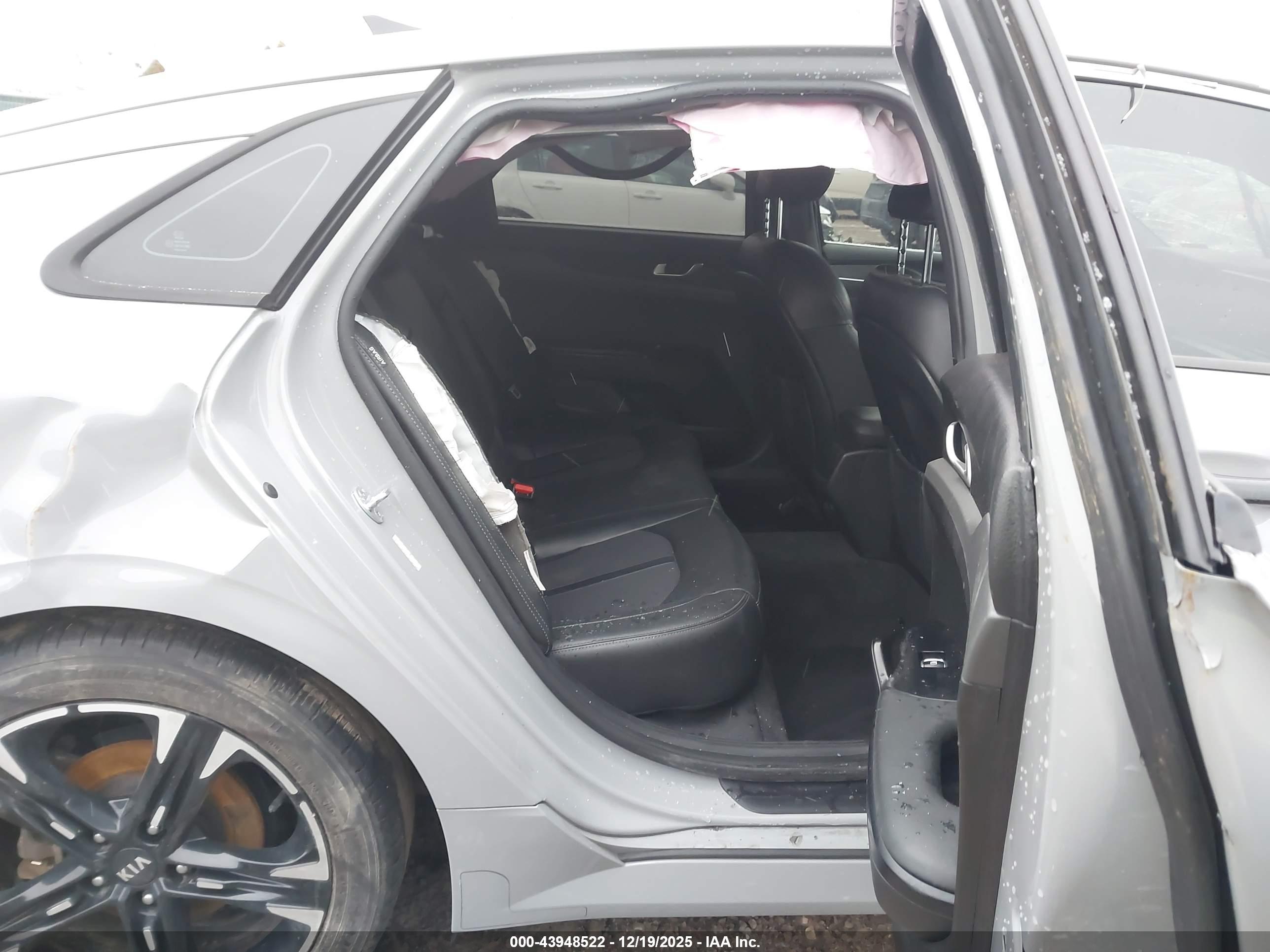 KIA K5 image 8