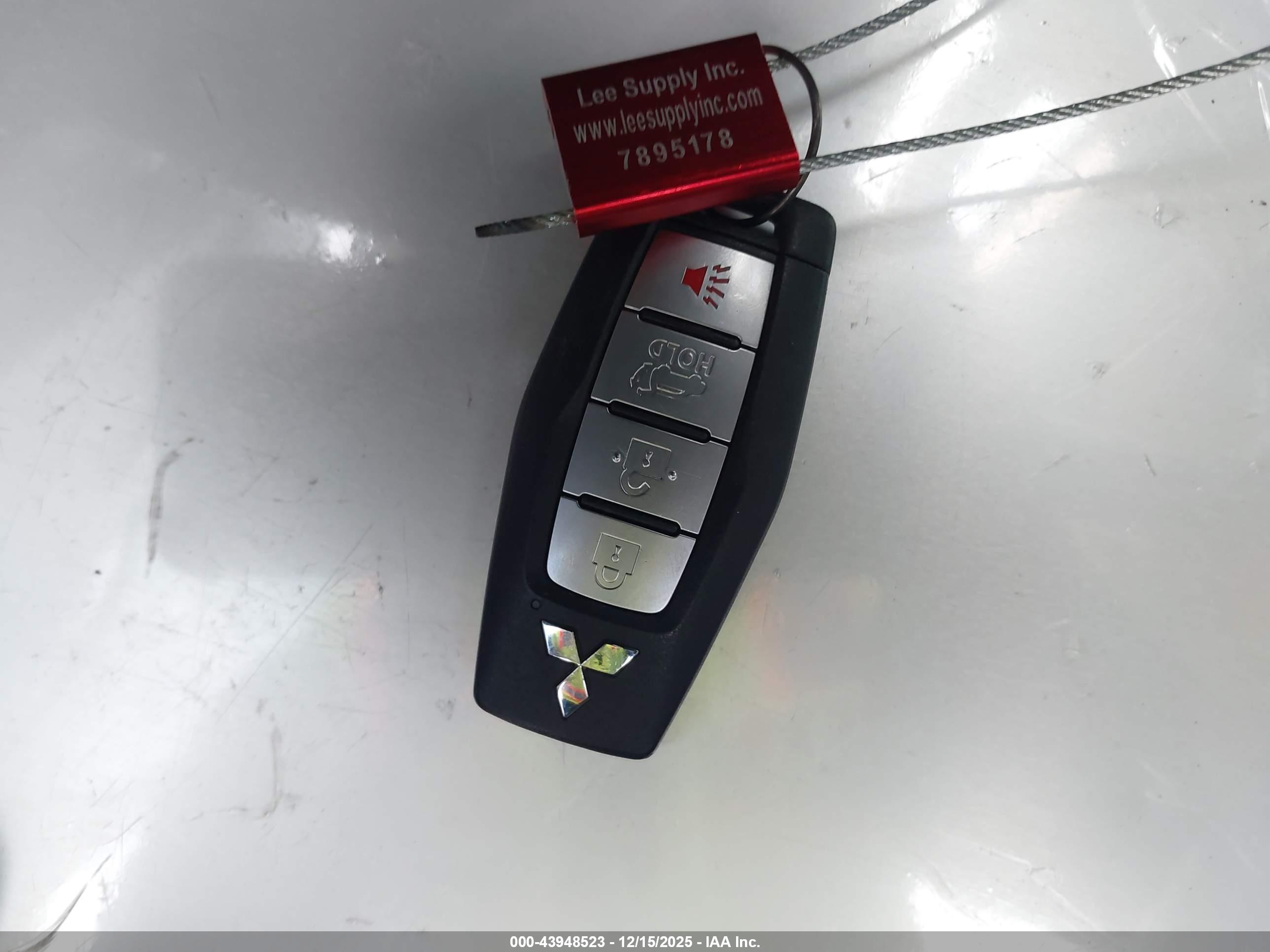 MITSUBISHI OUTLANDER image 11