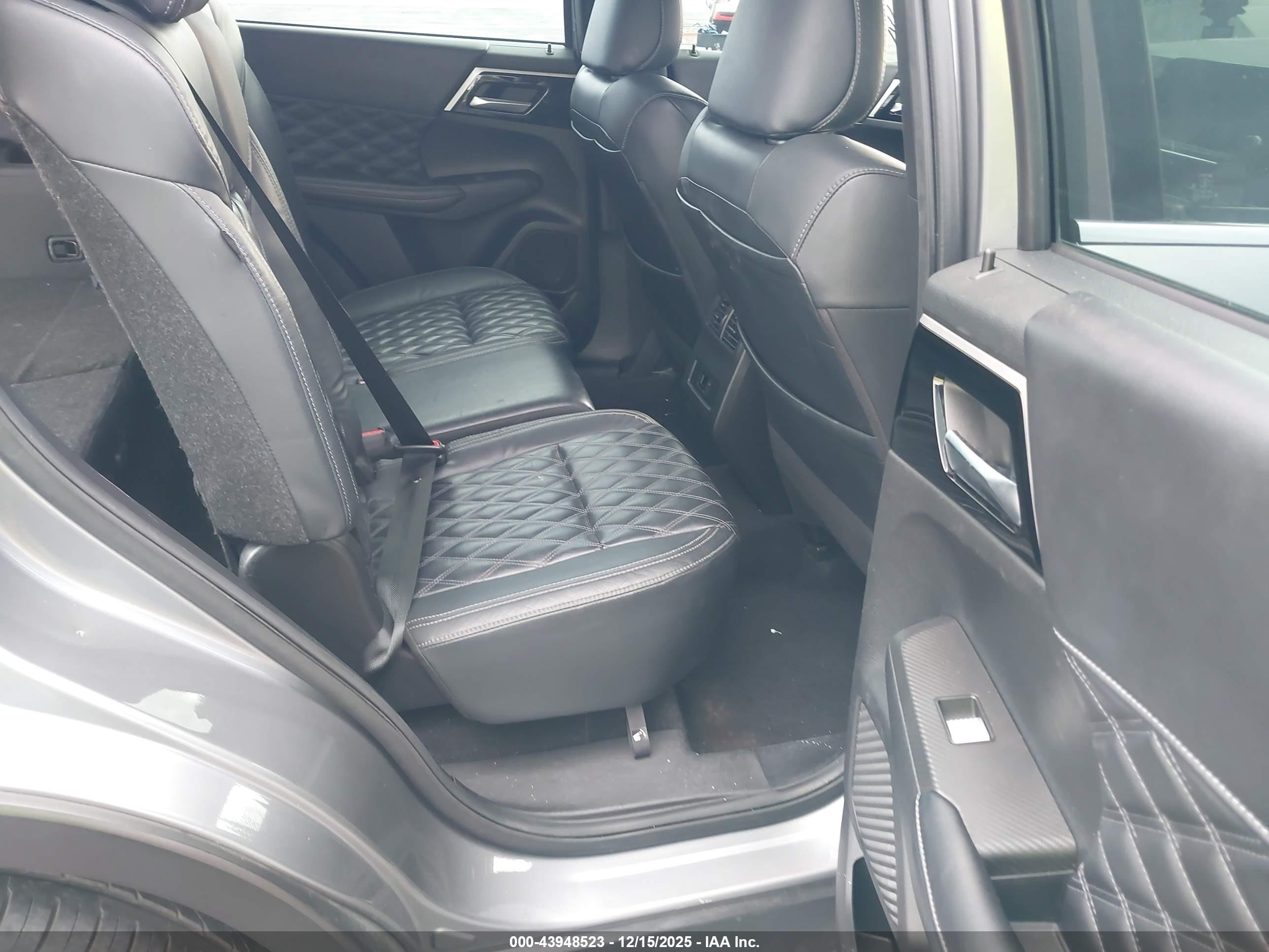 MITSUBISHI OUTLANDER image 8