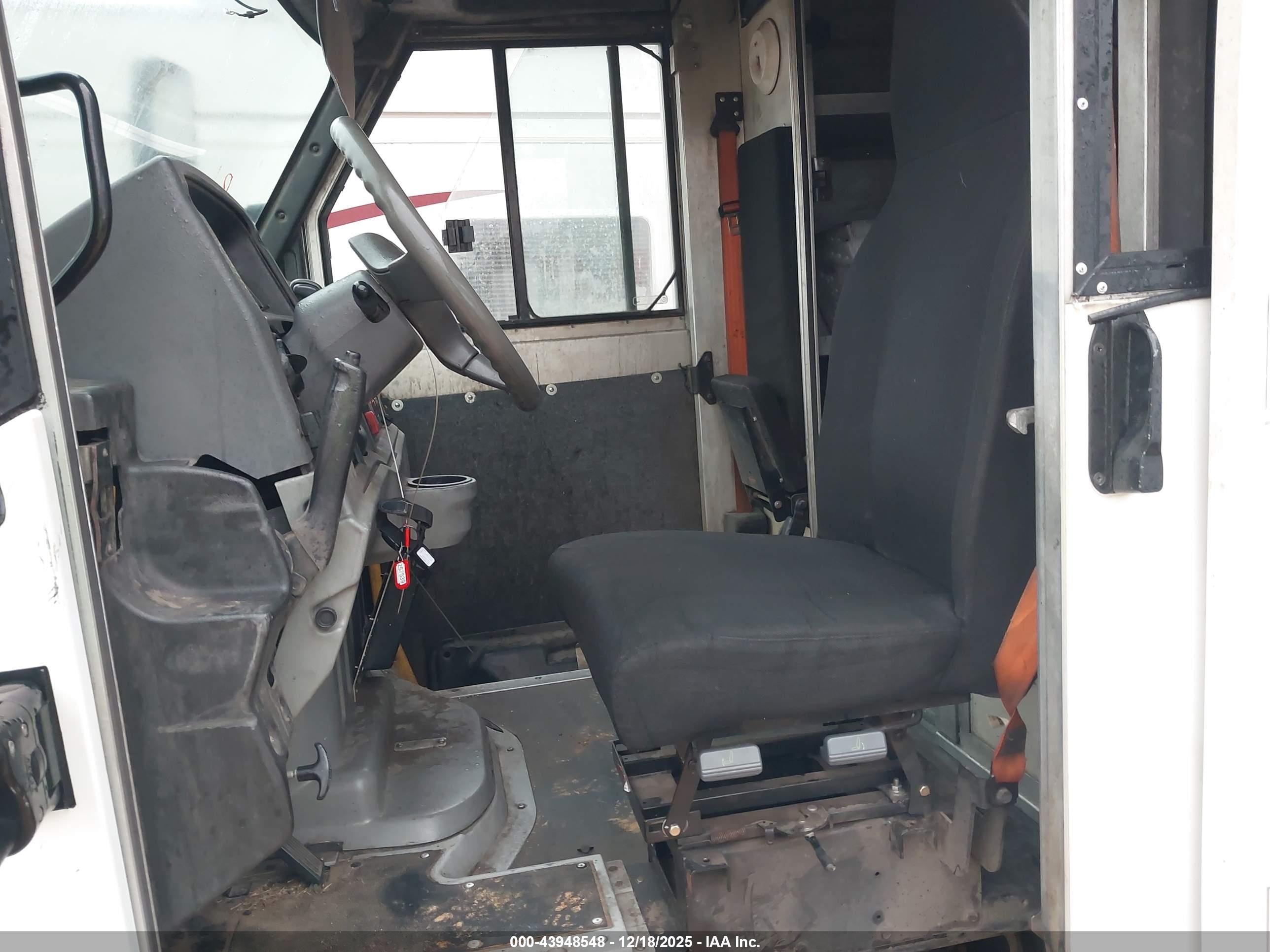 ISUZU NPR image 8