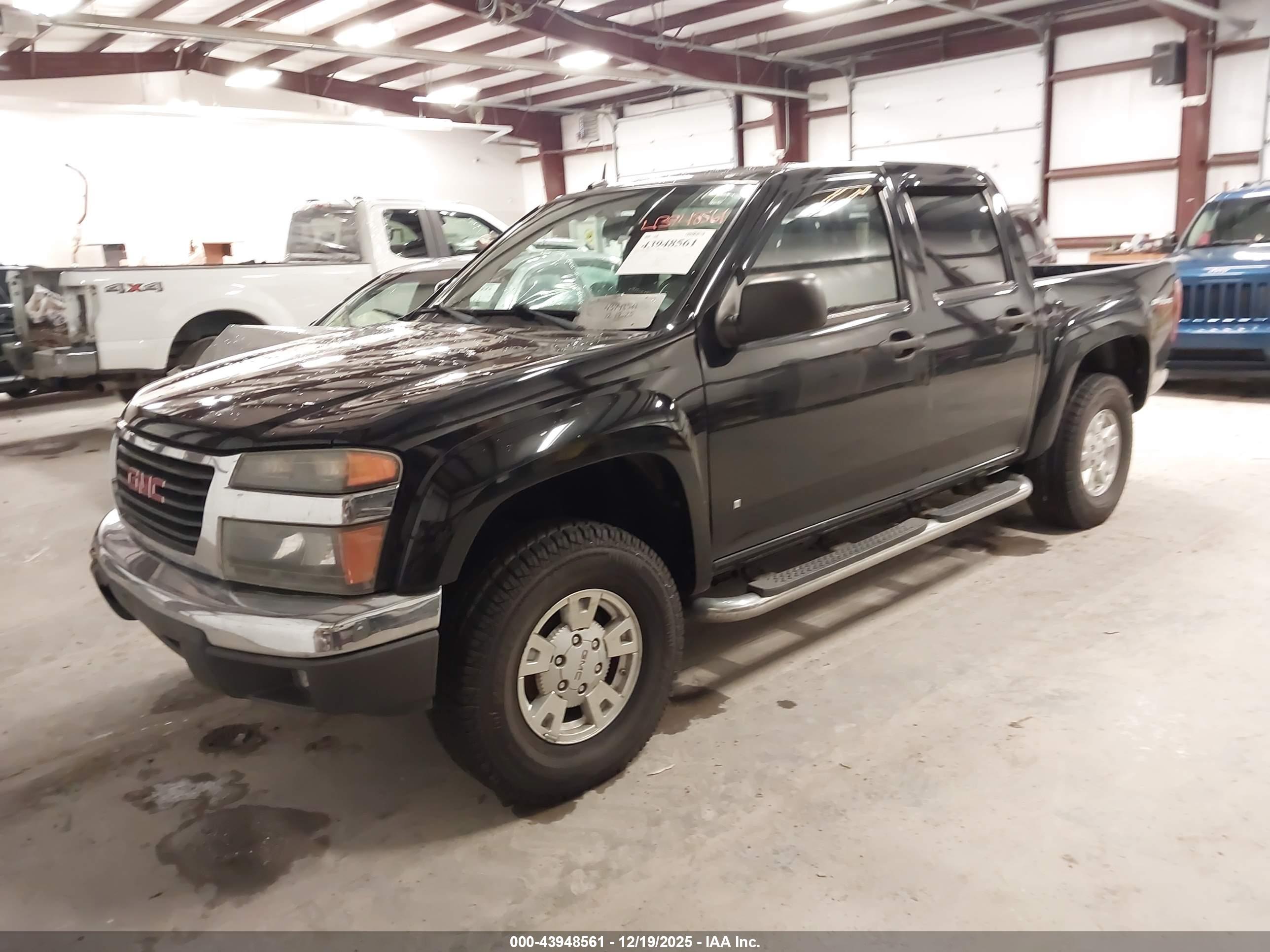 GMC CANYON image 2